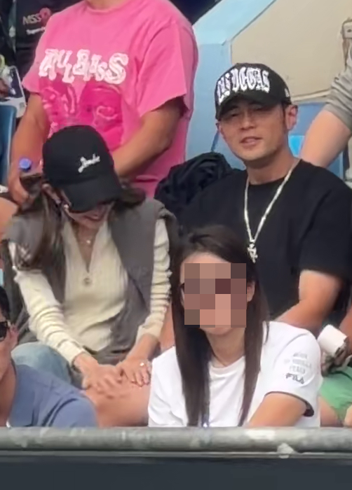 接著昆凌笑著把雙手放回周杰倫大腿上，迅速搓一搓。（翻攝畫面）