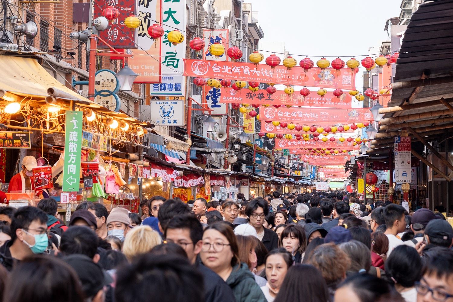 年貨大街熱烈進行中，消保處近日公布全台4處磅秤與食品標示的稽查結果。（台北市政府提供）