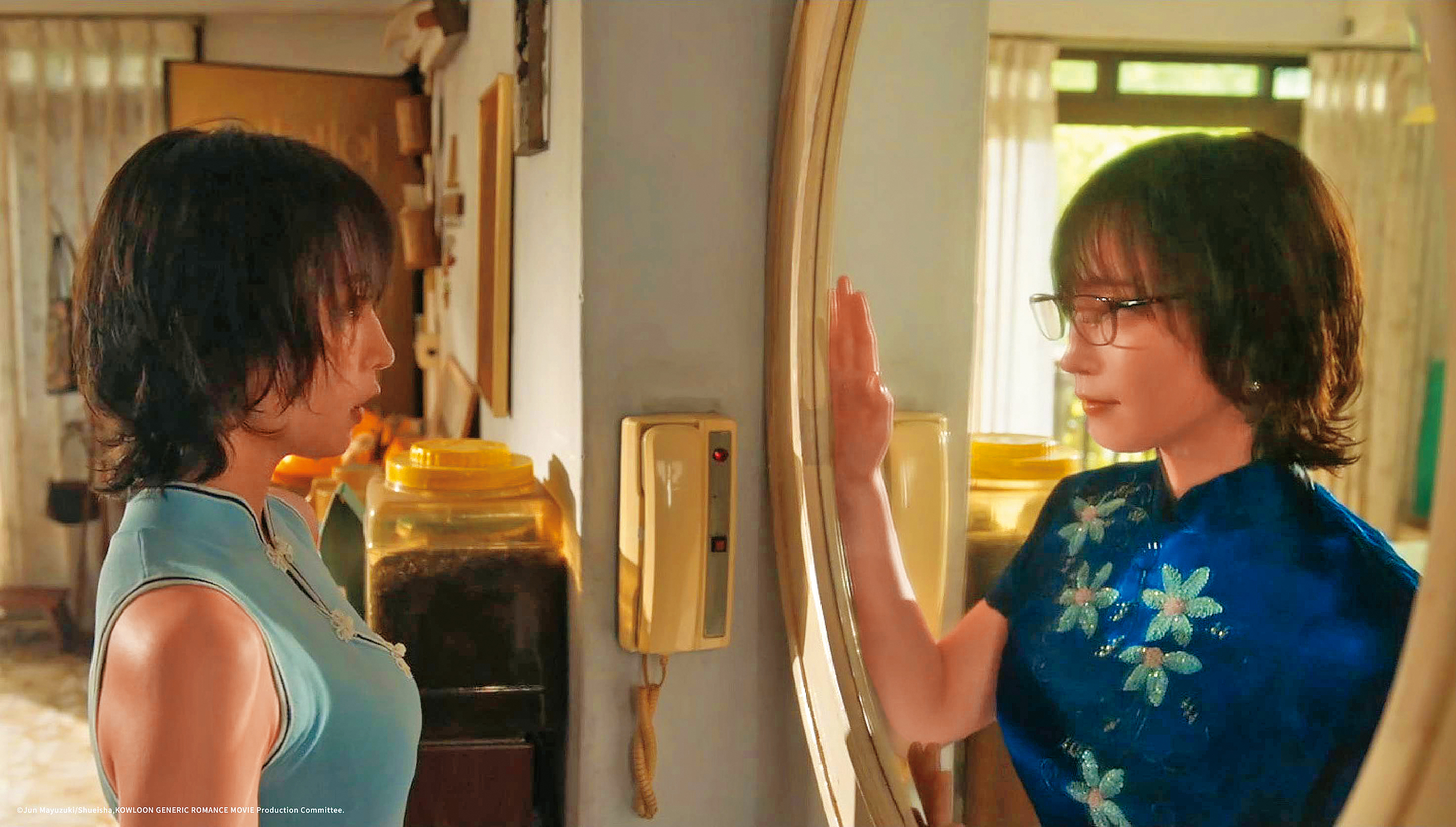 吉岡里帆飾演的鯨井令子某天突然發現了與自己相同長相的「鯨井B」，開始探究九龍城的真相。（羚邦提供）