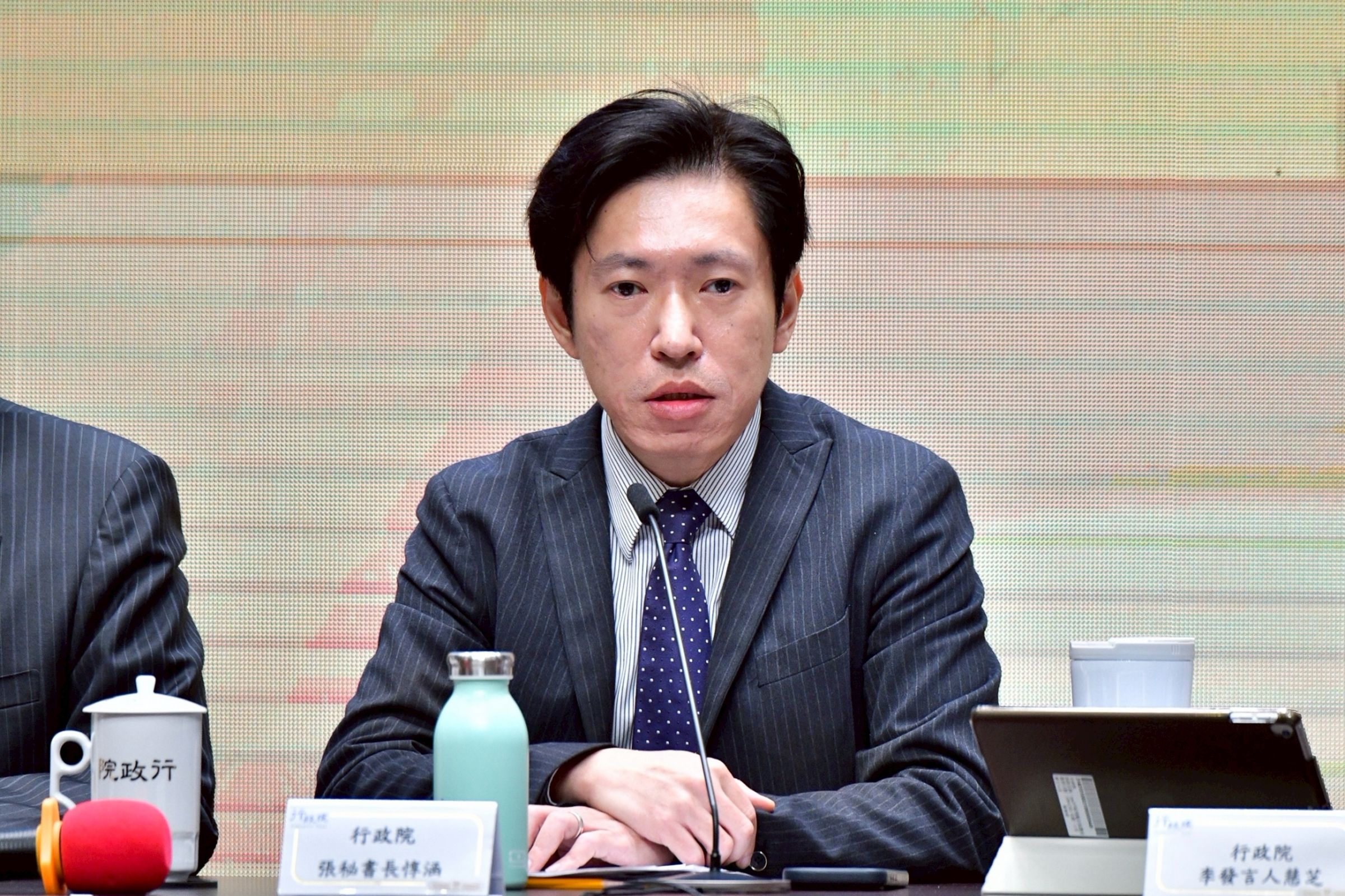 張惇涵拜會白營給黃國昌報告喊「不是密件可帶出去看」。（行政院提供）