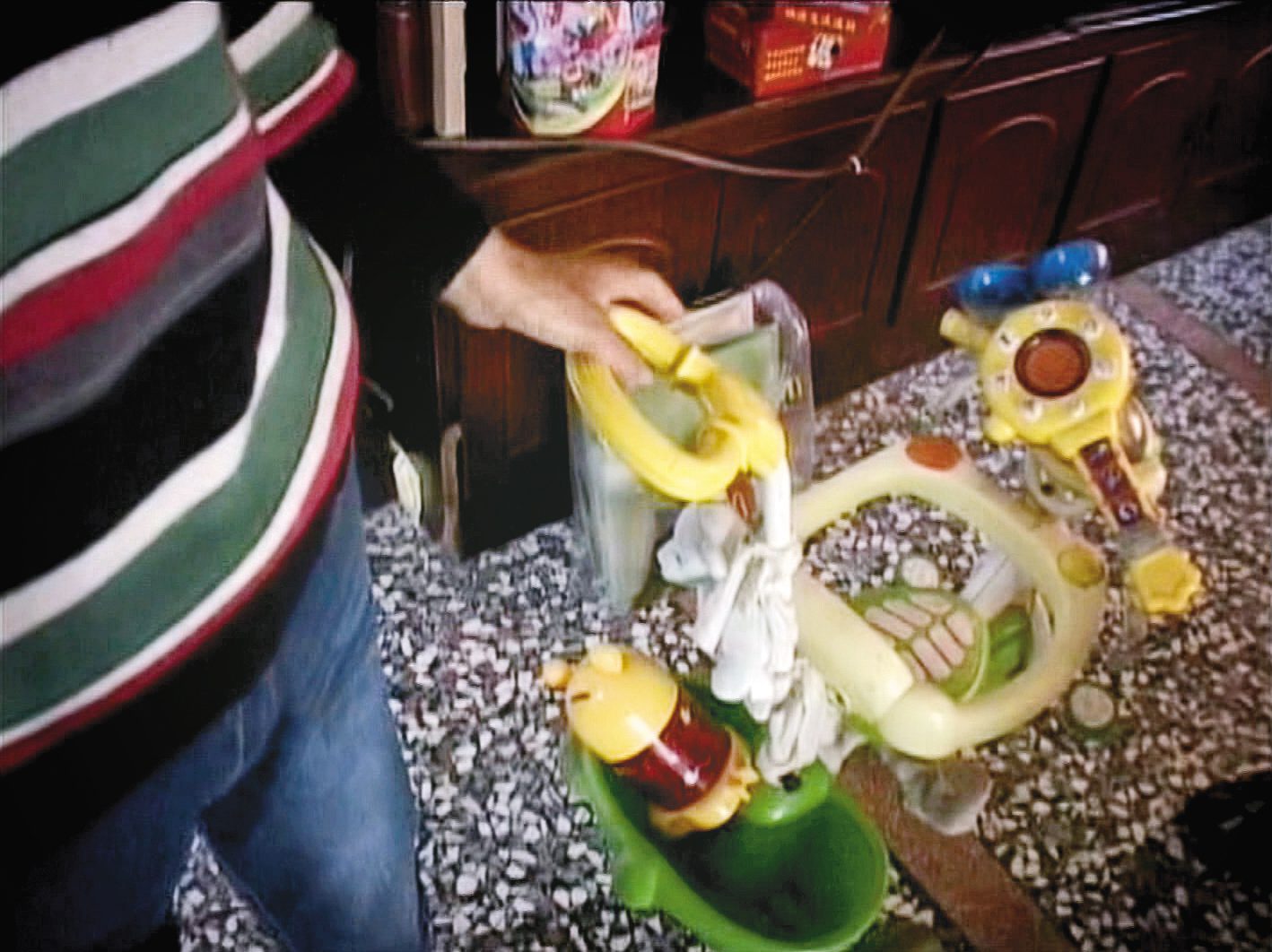 女童被母親帶走後，家屬十分思念，家裡還保留她的玩具。（東森新聞提供）