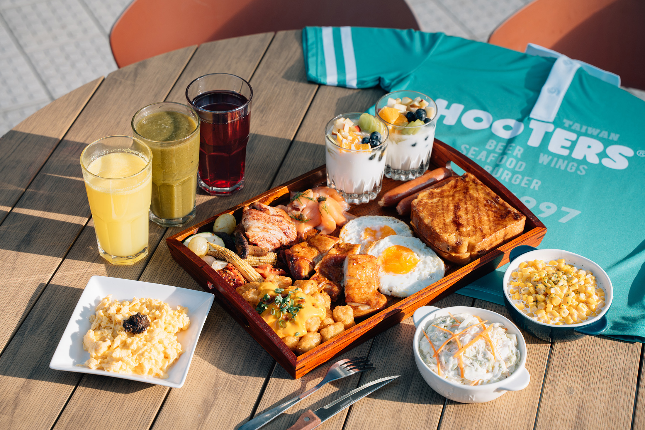 Hooters在今夏週末推出早午餐時段，全新餐點「卡法司」，將厚厚法式吐司夾入卡門貝爾、美國切達起司，撒上細緻糖粉搭配起司的鹹甜滋味，是只有在台北慶城店才能吃到的獨家菜色。（1,298元／份）（Hooters提供）