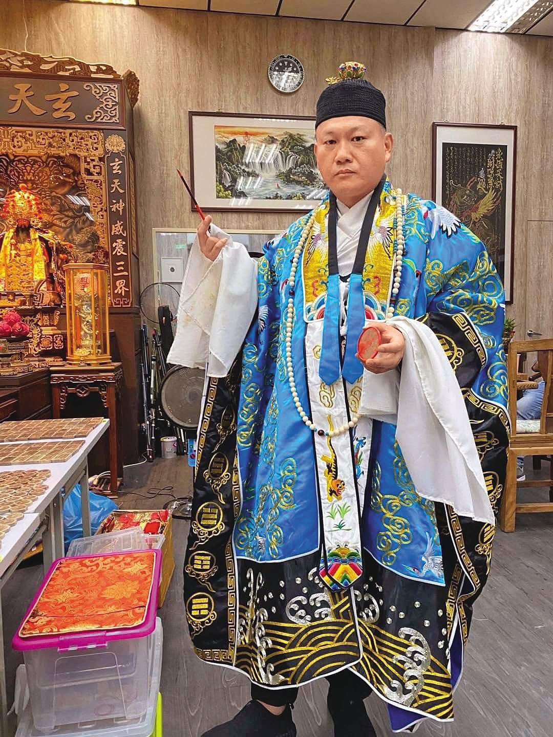 擁有道長身分的台中里長閻泰利（圖），最近處理多件因古曼童中邪的案例。