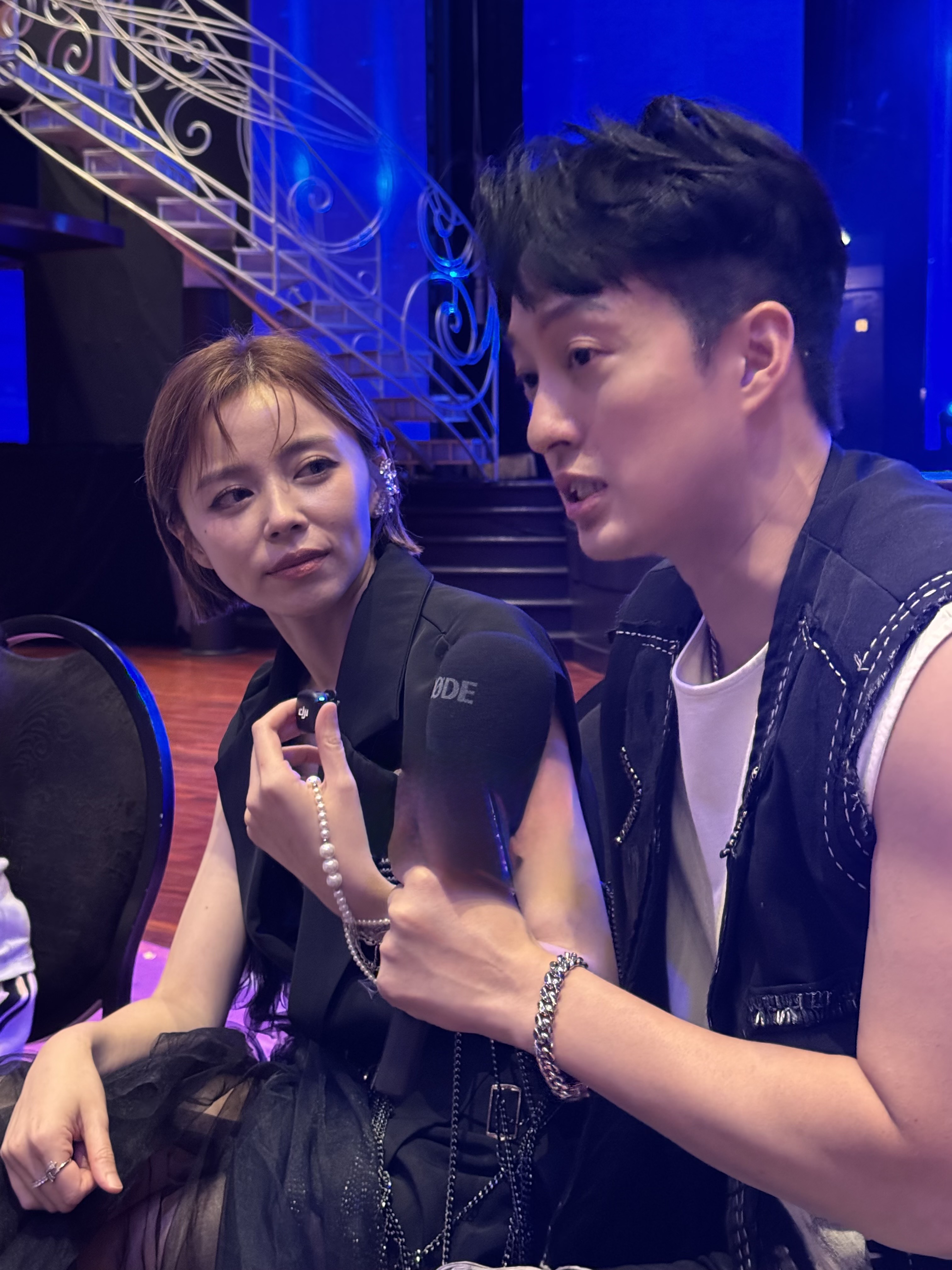 王瞳受訪時情緒較為平穩，和主唱于浩威有說有笑。葉婉如攝