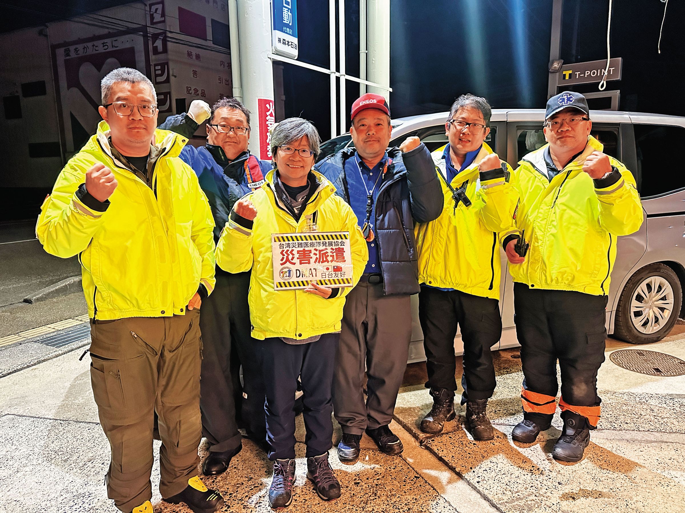 災區加油不易,加油站老闆看到醫療隊的車子寫台灣,主動要求合照,還發到推特,並為他們的車子加滿油。(台災協會提供)