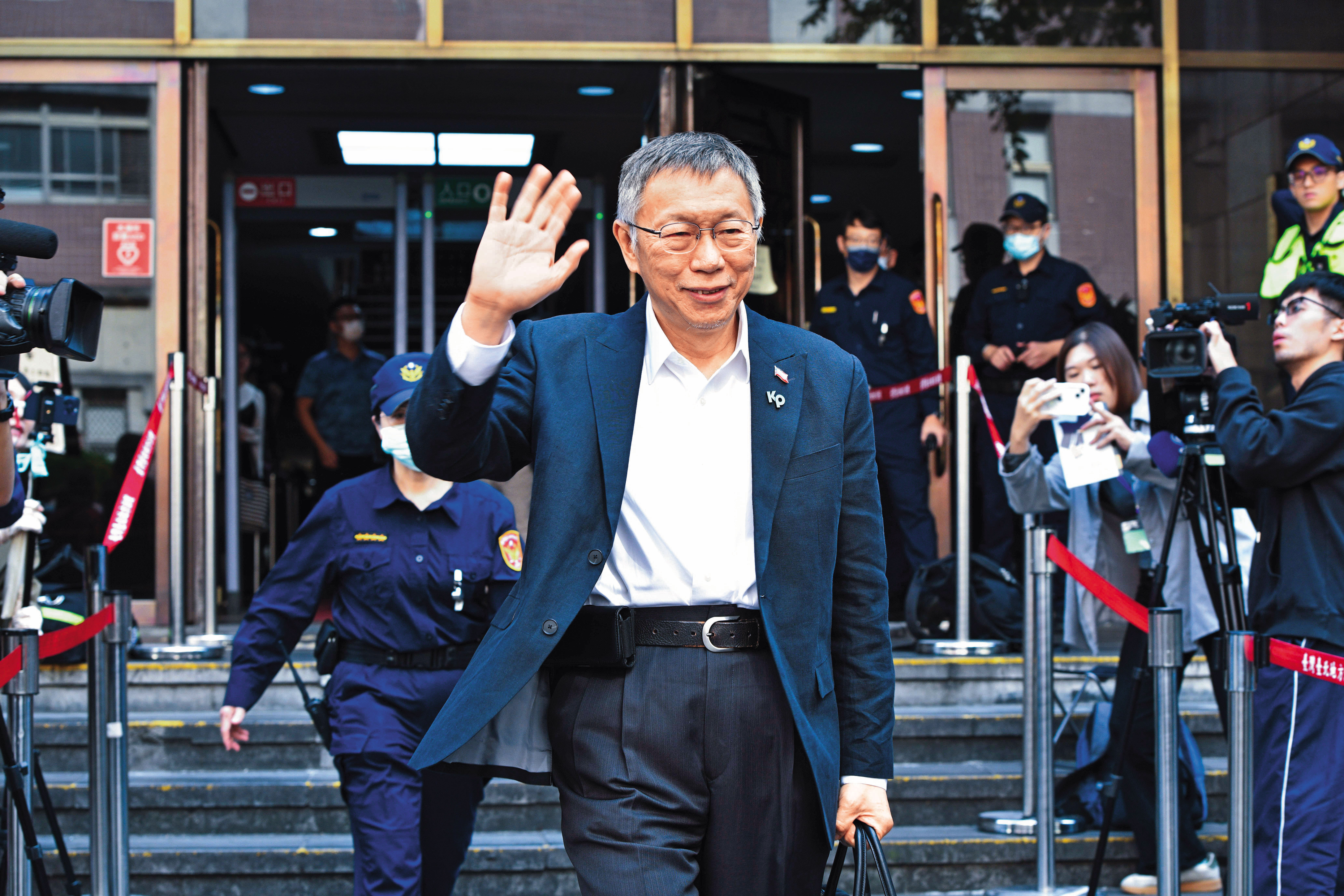 白營黨內觀察，柯文哲遭司法迫害形象讓他反成在野悲劇英雄，相較敗選總統後，人氣不減反增。（鏡報李智為）