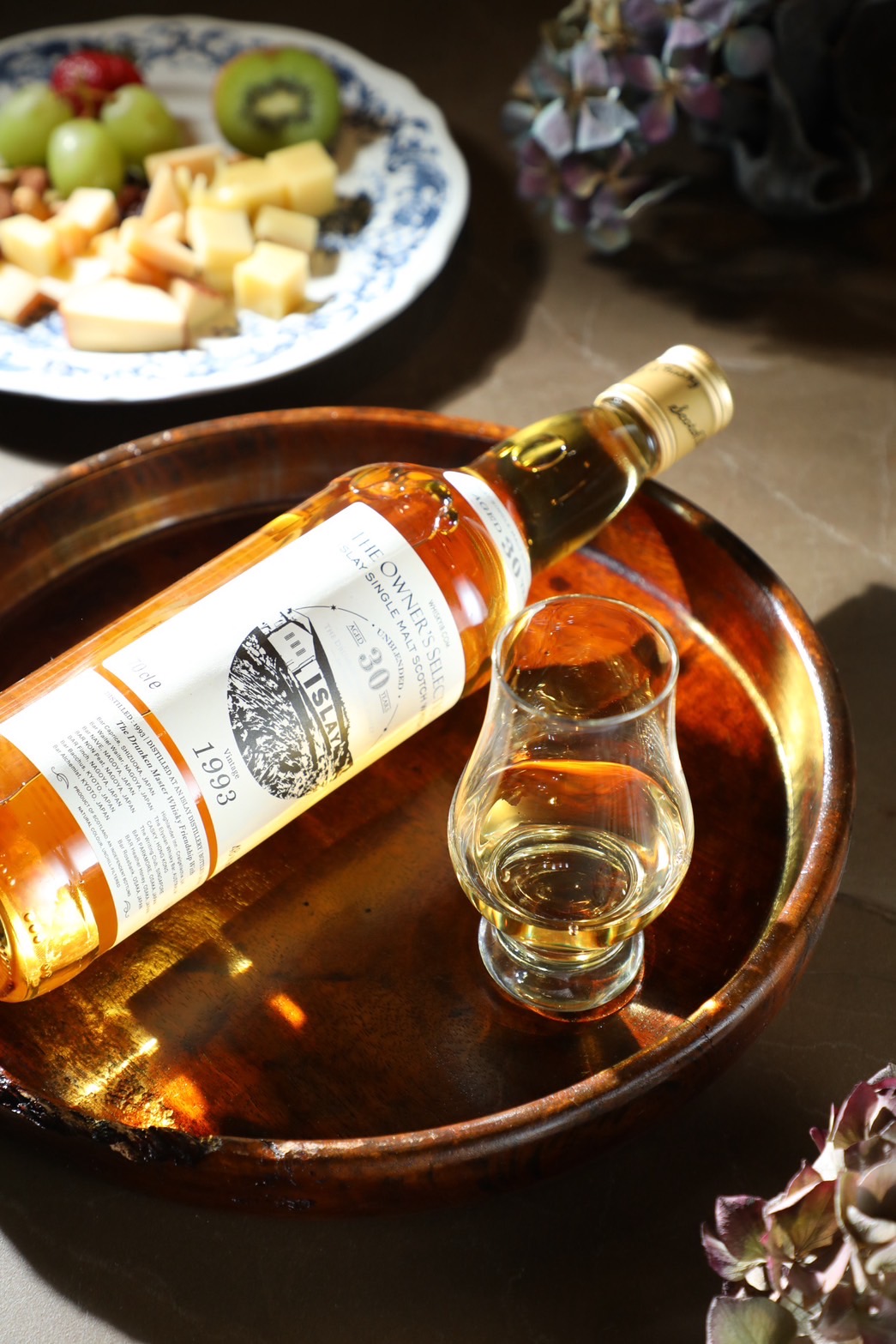 這瓶「Islay Single Malt Scotch Whisky 30 years old」，完美復刻了旋蓋、舊標，並以優雅柔順的泥煤風味顛覆了泥煤威士忌的刻板印象。