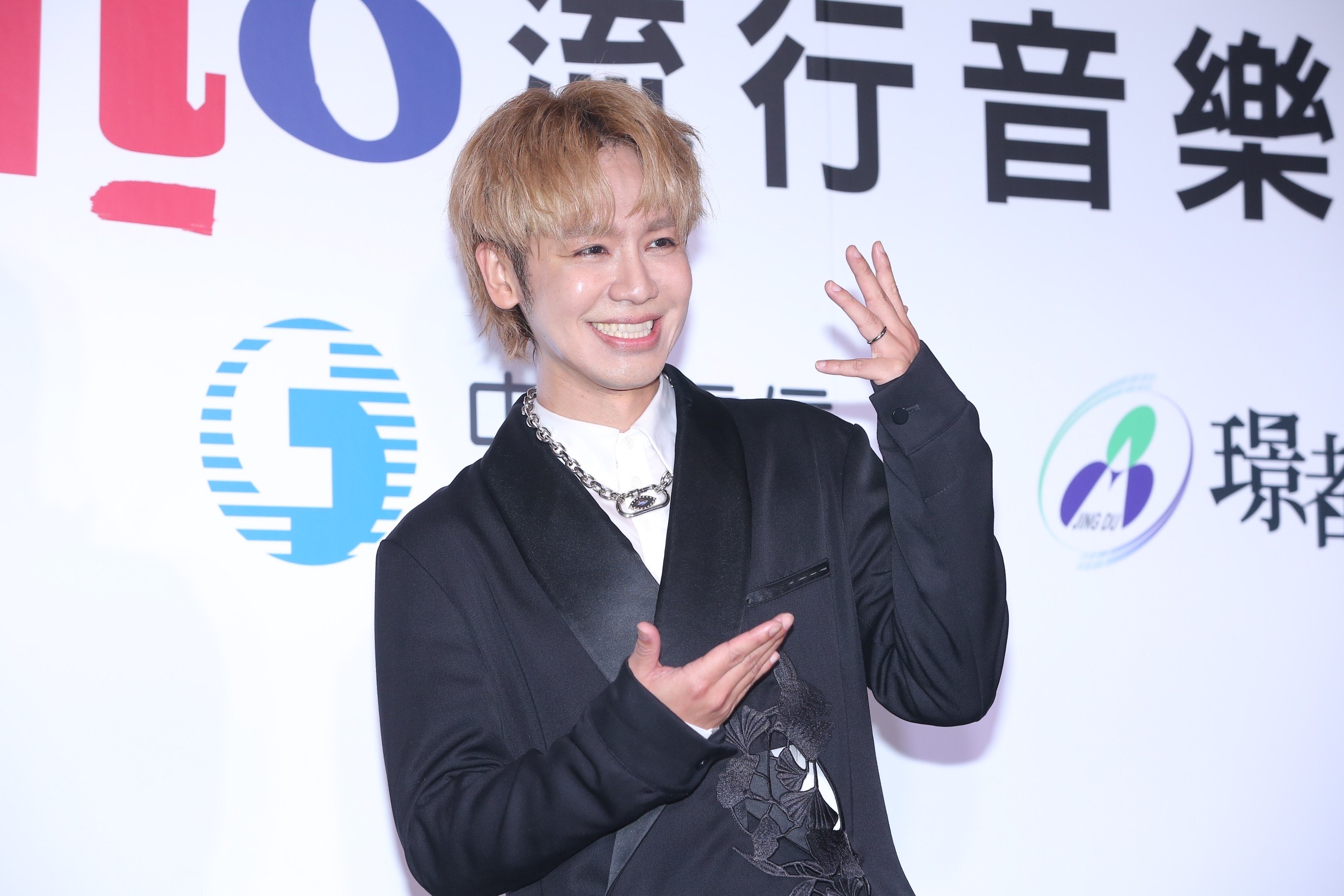 鼓鼓大秀婚戒，想快點娶回大元。