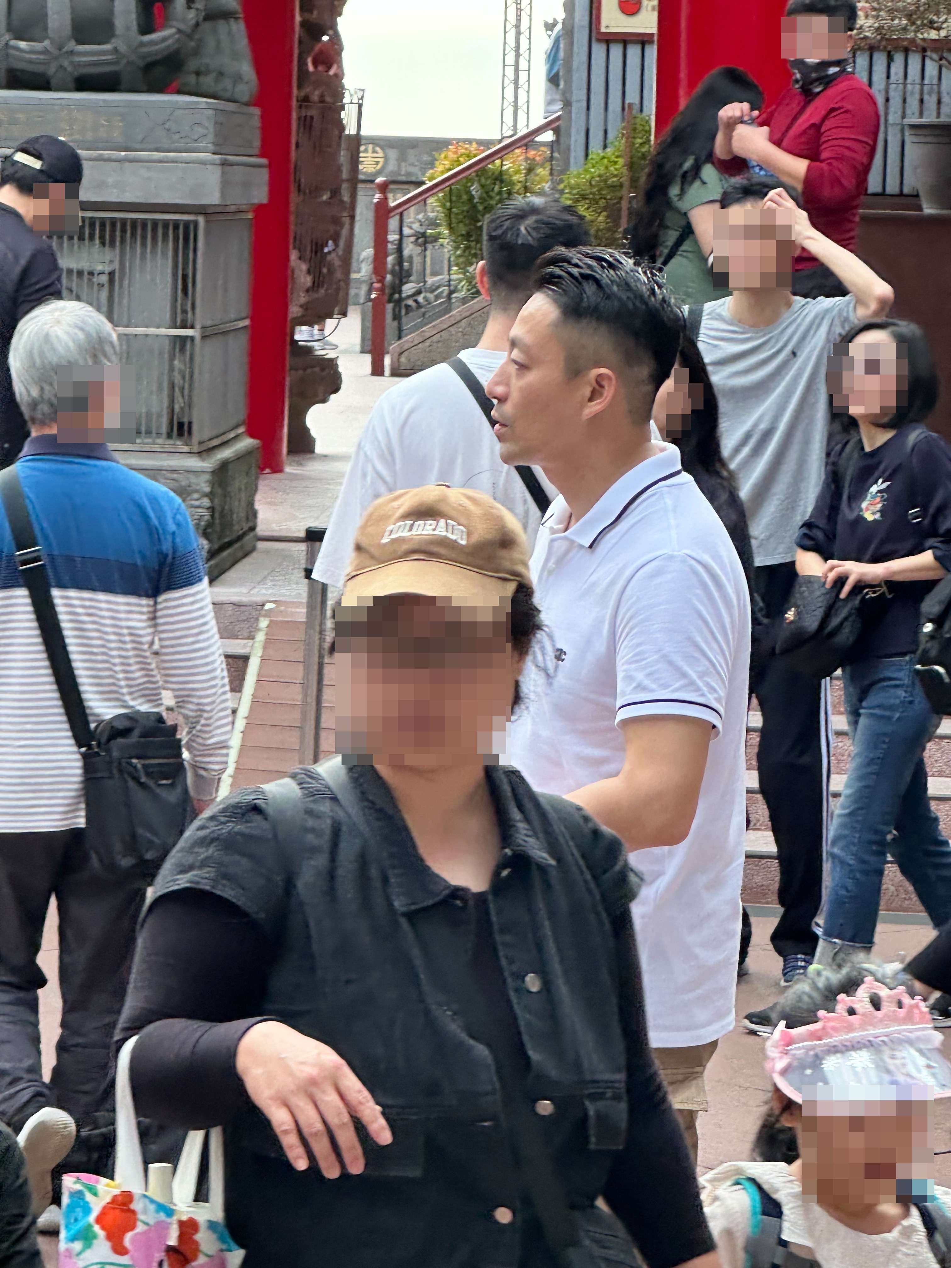 汪小菲在廟前廣場疑似在等馬筱梅。(讀者提供)