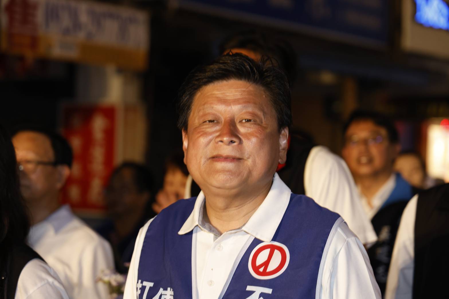 傅崐萁率藍軍掃街。