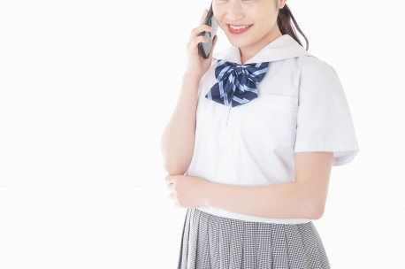 一名媽媽抱怨，某次無意間聽到國中二年級兒子的女友居然灌輸他「跟爸媽斷絕關係才是愛她」，令這位媽媽氣憤又無奈。（示意圖，翻攝自photoAC）