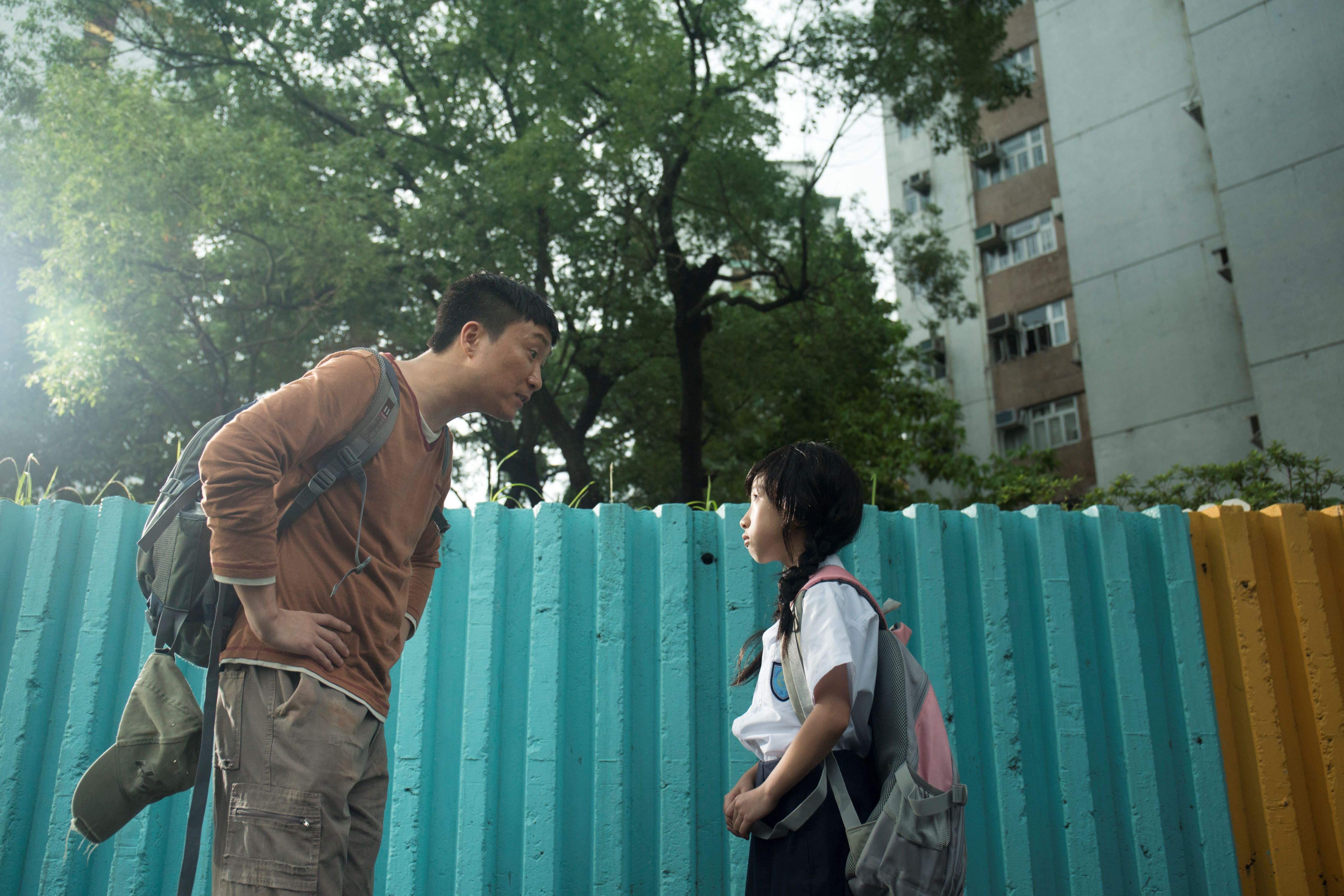 《阿龍》中鄭中基(左)與傅舜盈飾演的8歲女兒相依為命。(華映提供)
