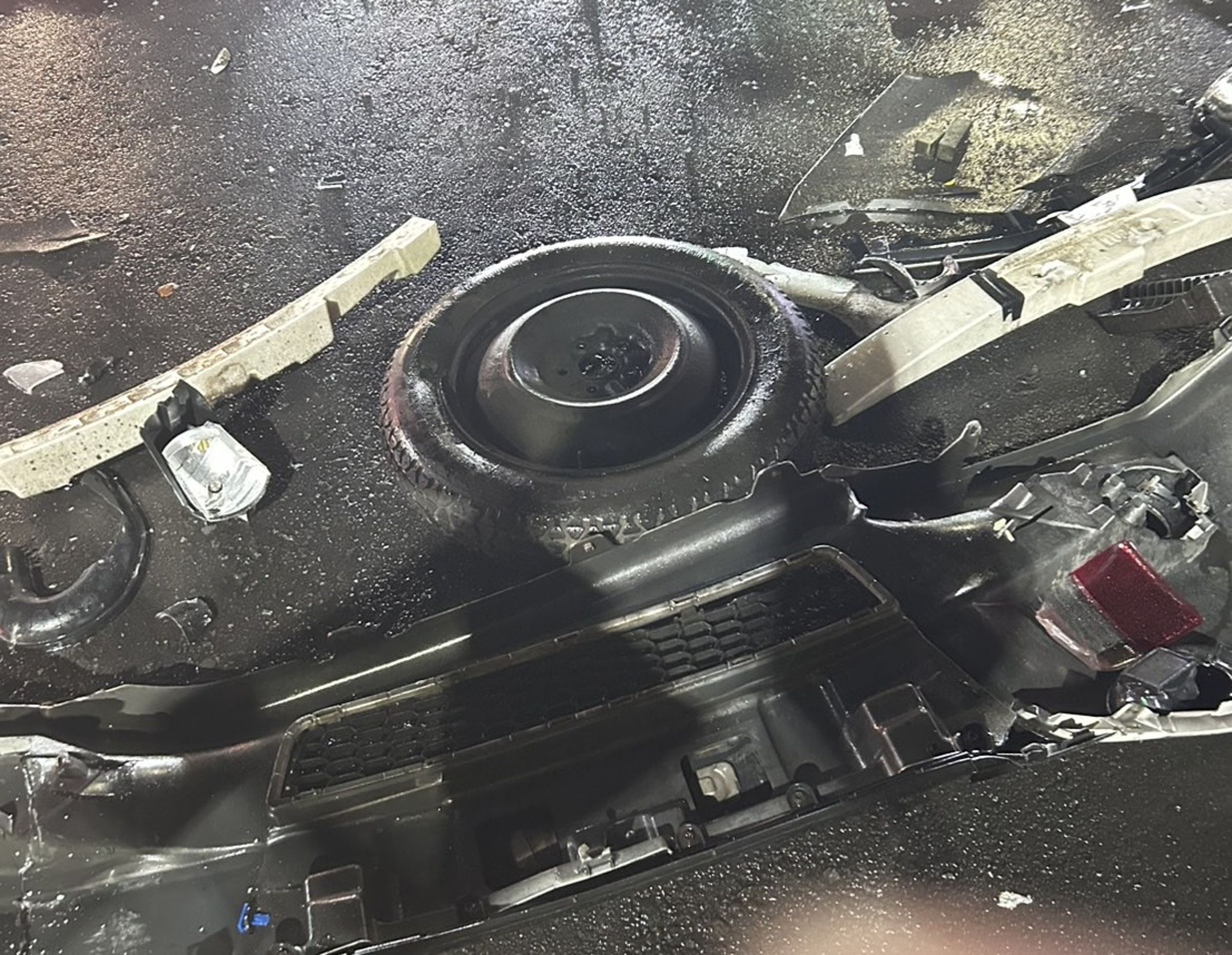 小黃車上的備胎被撞得脫落，部分車體也被噴飛。（翻攝畫面）