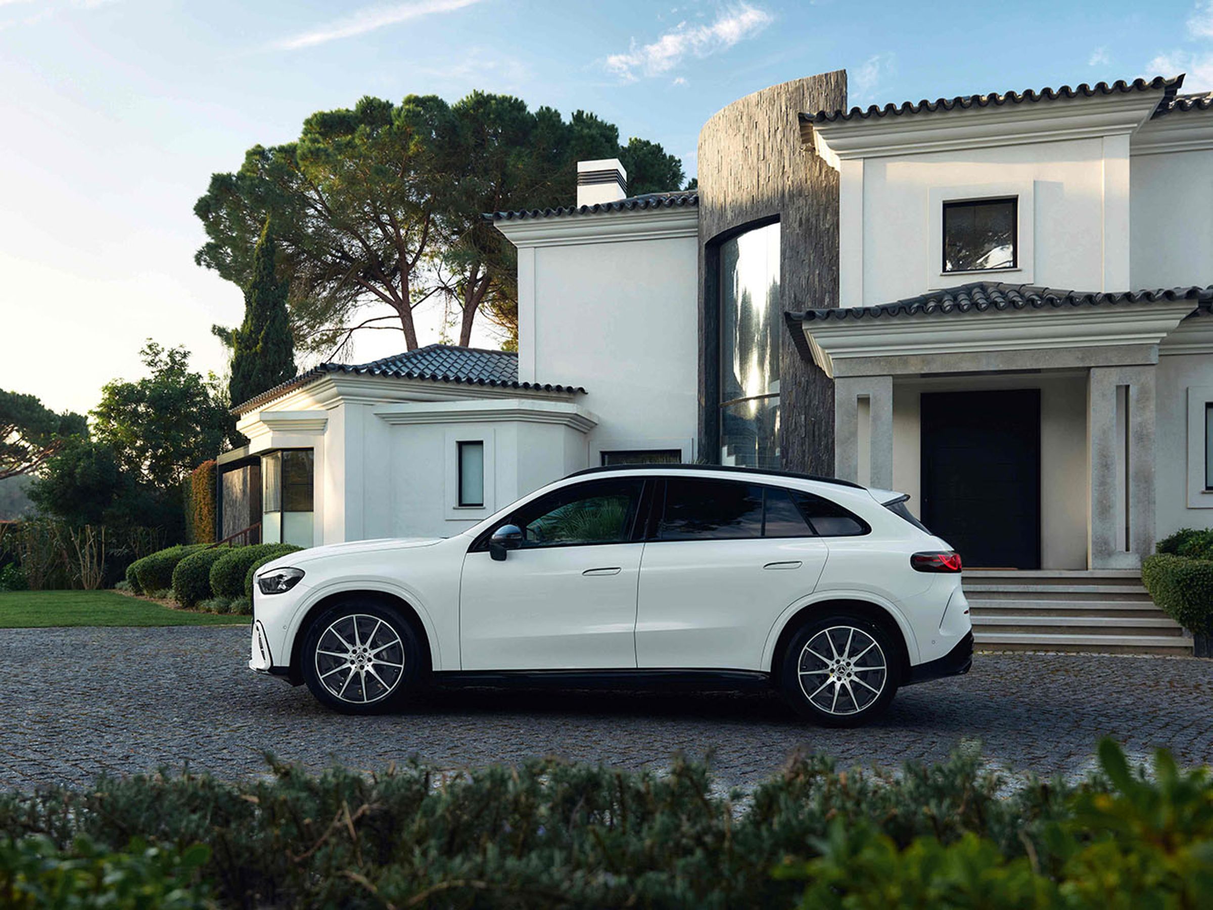 GLC 400 4MATIC electric 更直接標準配備源自 S-Class 的 AIRMATIC 氣壓懸吊。