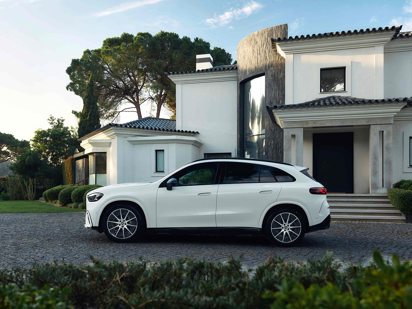 GLC 400 4MATIC electric 更直接標準配備源自 S-Class 的 AIRMATIC 氣壓懸吊。