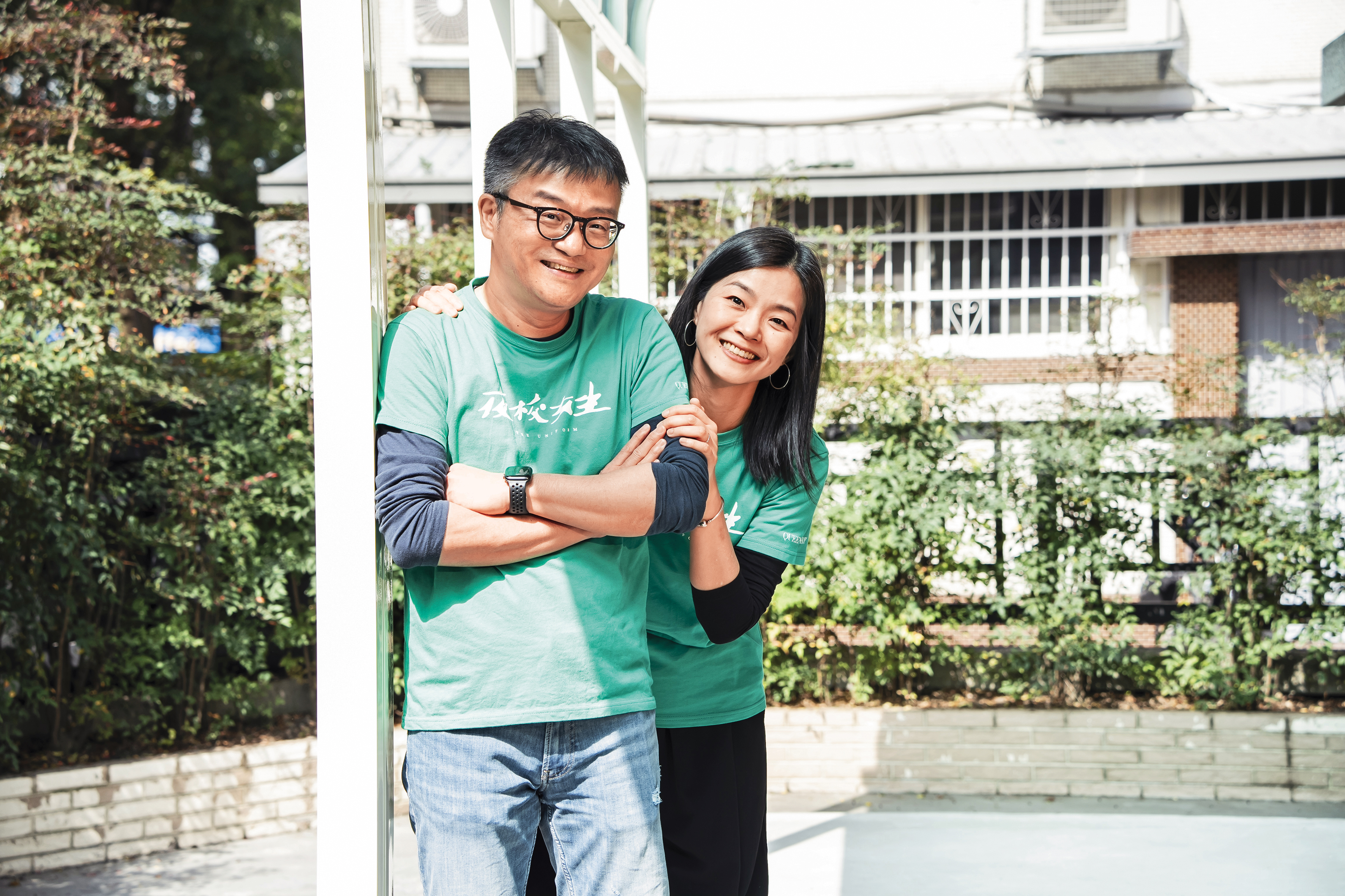 導演莊景燊（左）與編劇王莉雯（右）是夫妻、也是工作夥伴，為拍校園青春片做了大量研究。