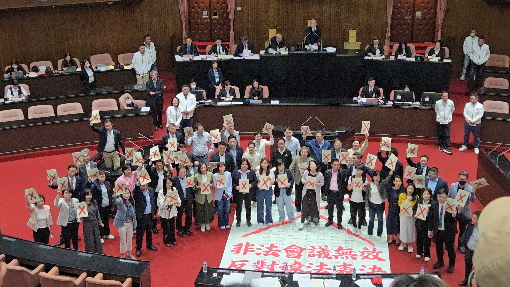 藍白今挾人數優勢通過確認3月25日的議事錄，綠營反對無效痛批會議違法。（翻攝自民進黨立法院黨團臉書）