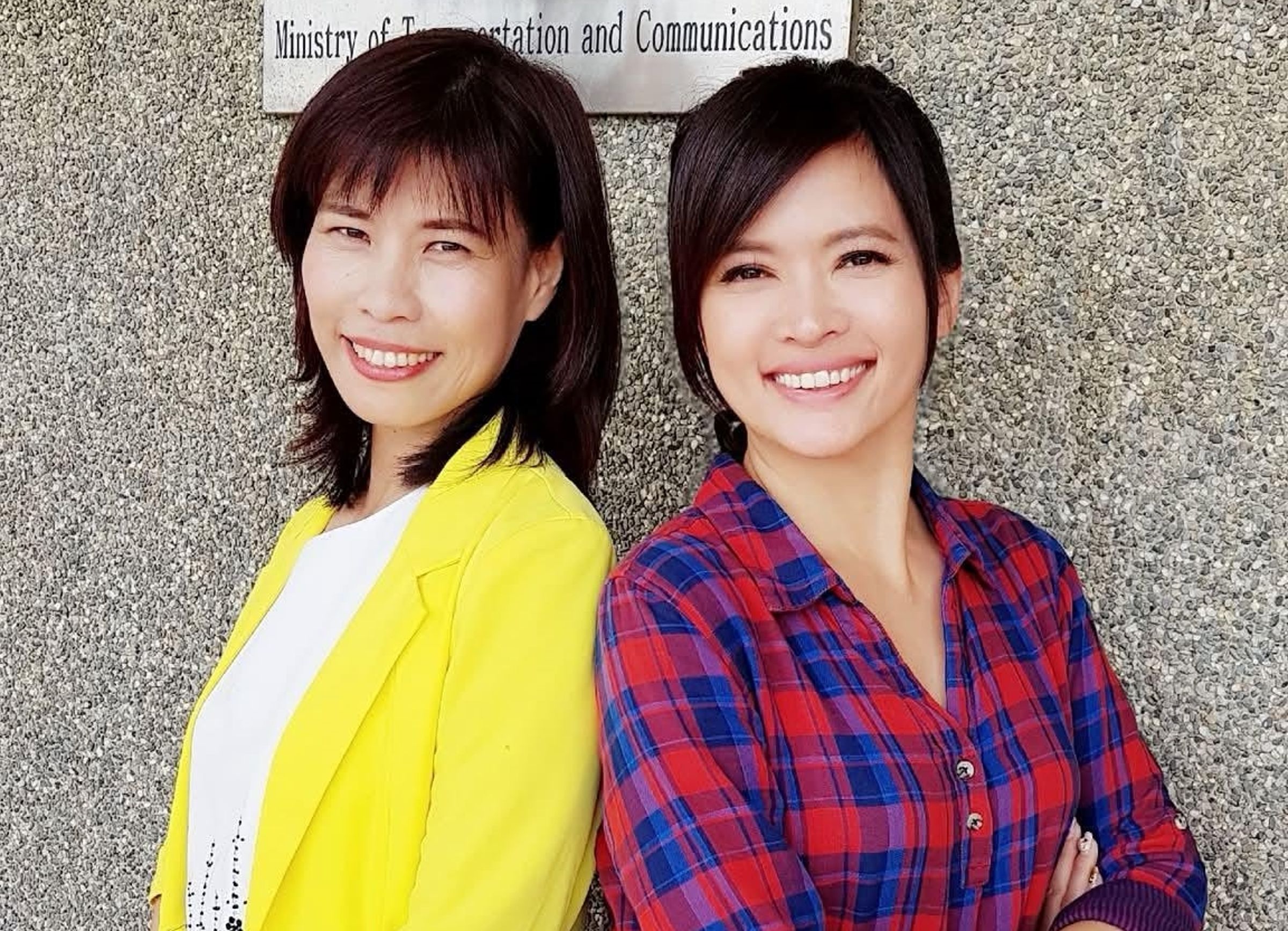 王淑麗今曬出跟伍婉華過去的合照送暖，並提到前陣子，自己把「辛樂克颱風」口誤講成「星巴克」的心情。（翻攝自王淑麗臉書）