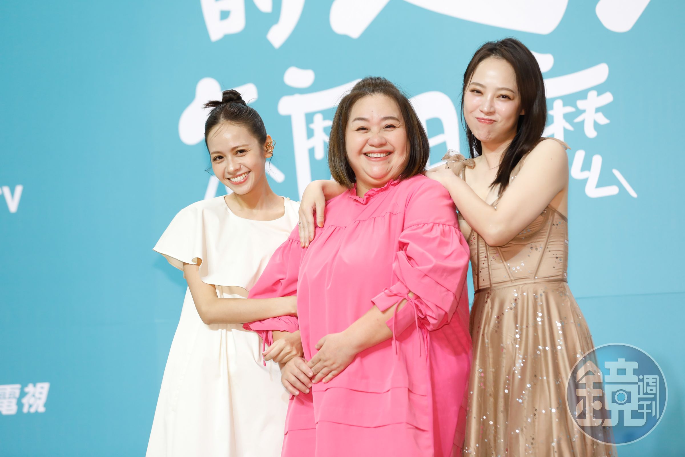 鍾欣凌和戲裡2個媳婦合影。