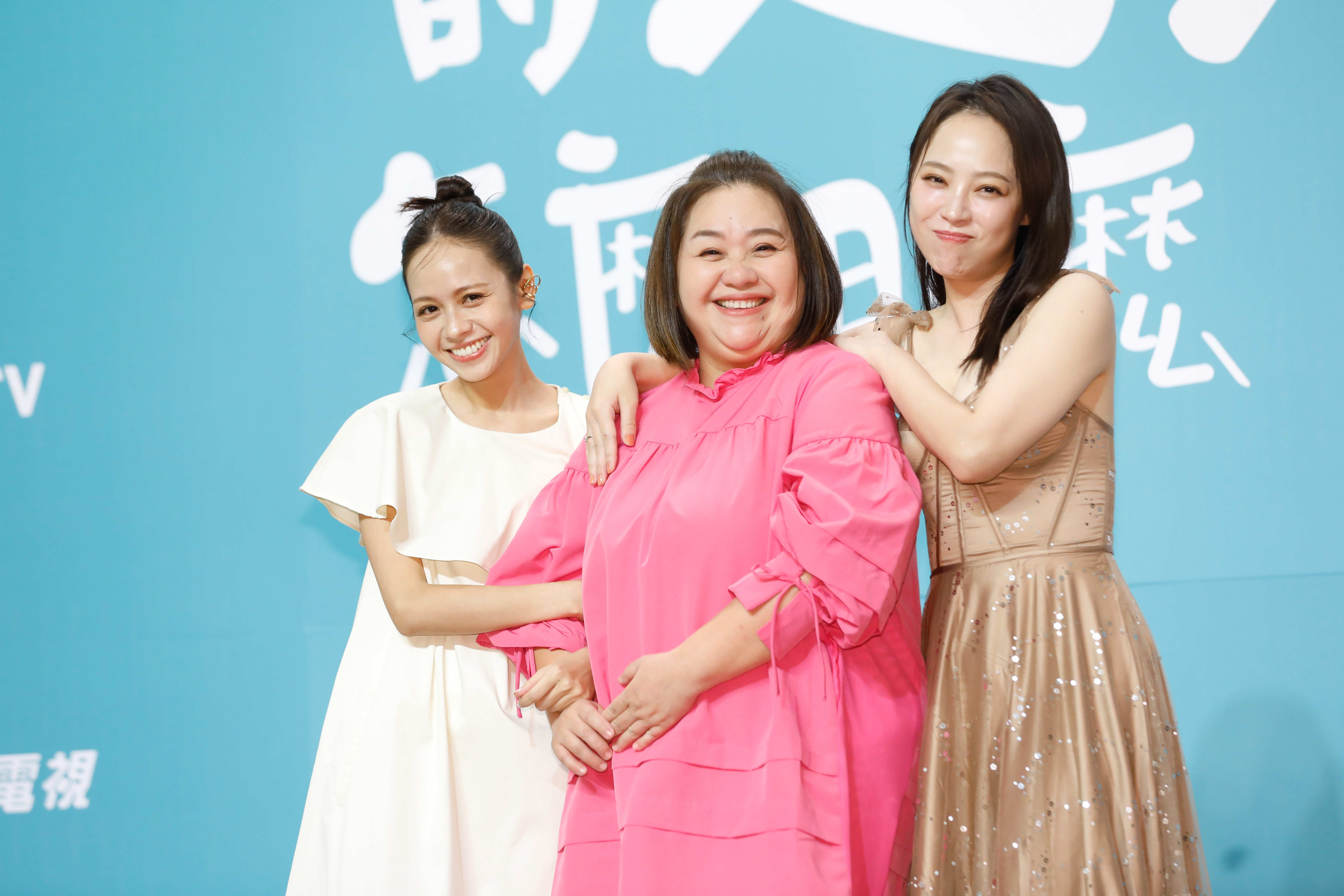 鍾欣凌和戲裡2個媳婦合影。