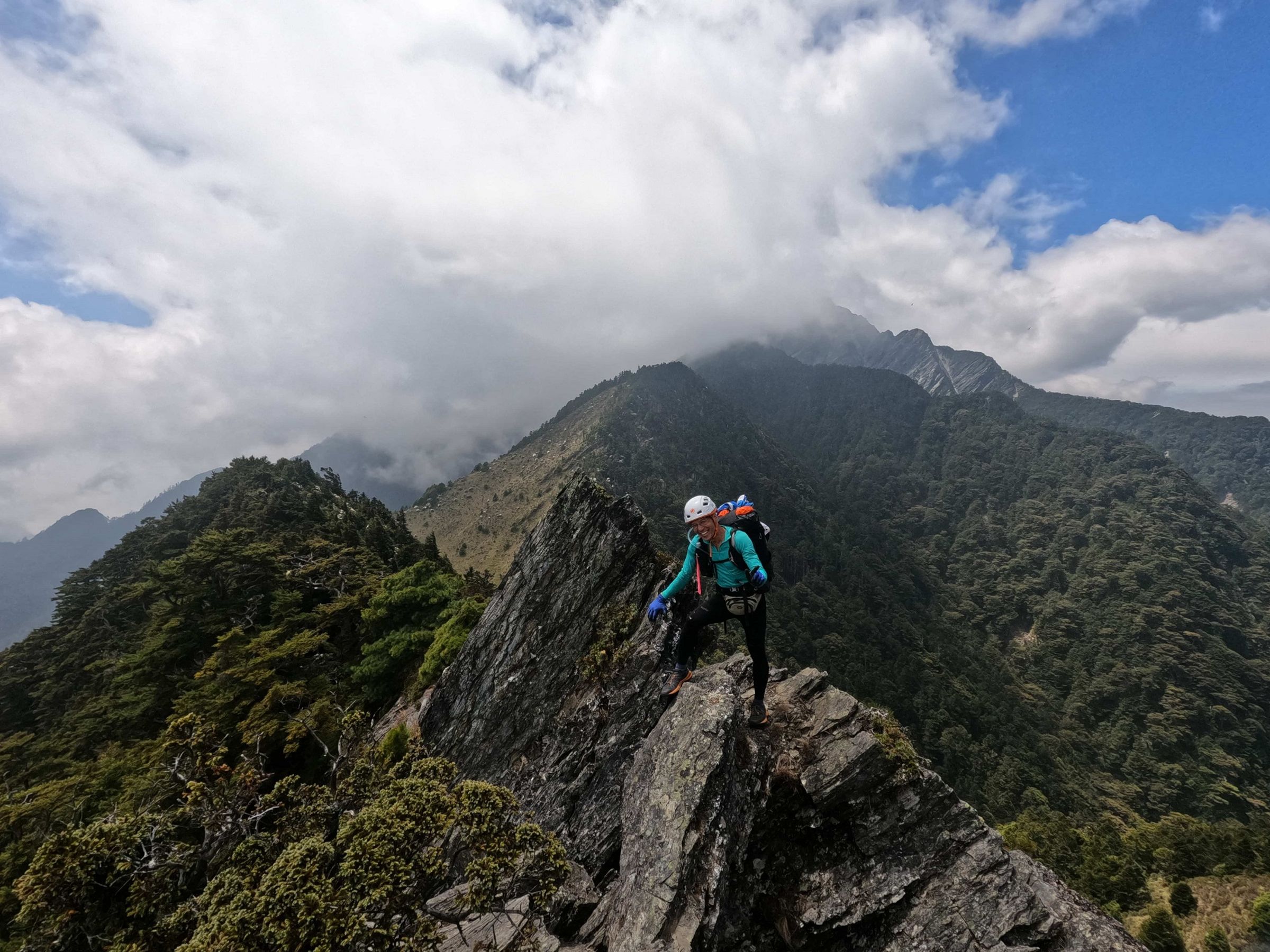 《赤心巔峰》中央山脈大縱走計畫,是由「山頂狼」古明政發起。(活水文化提供)