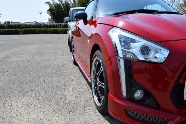 一名車主違規停在紅線上，不服被連續開罰2張罰單，提起行政訴訟。（示意圖，PhotoAC）