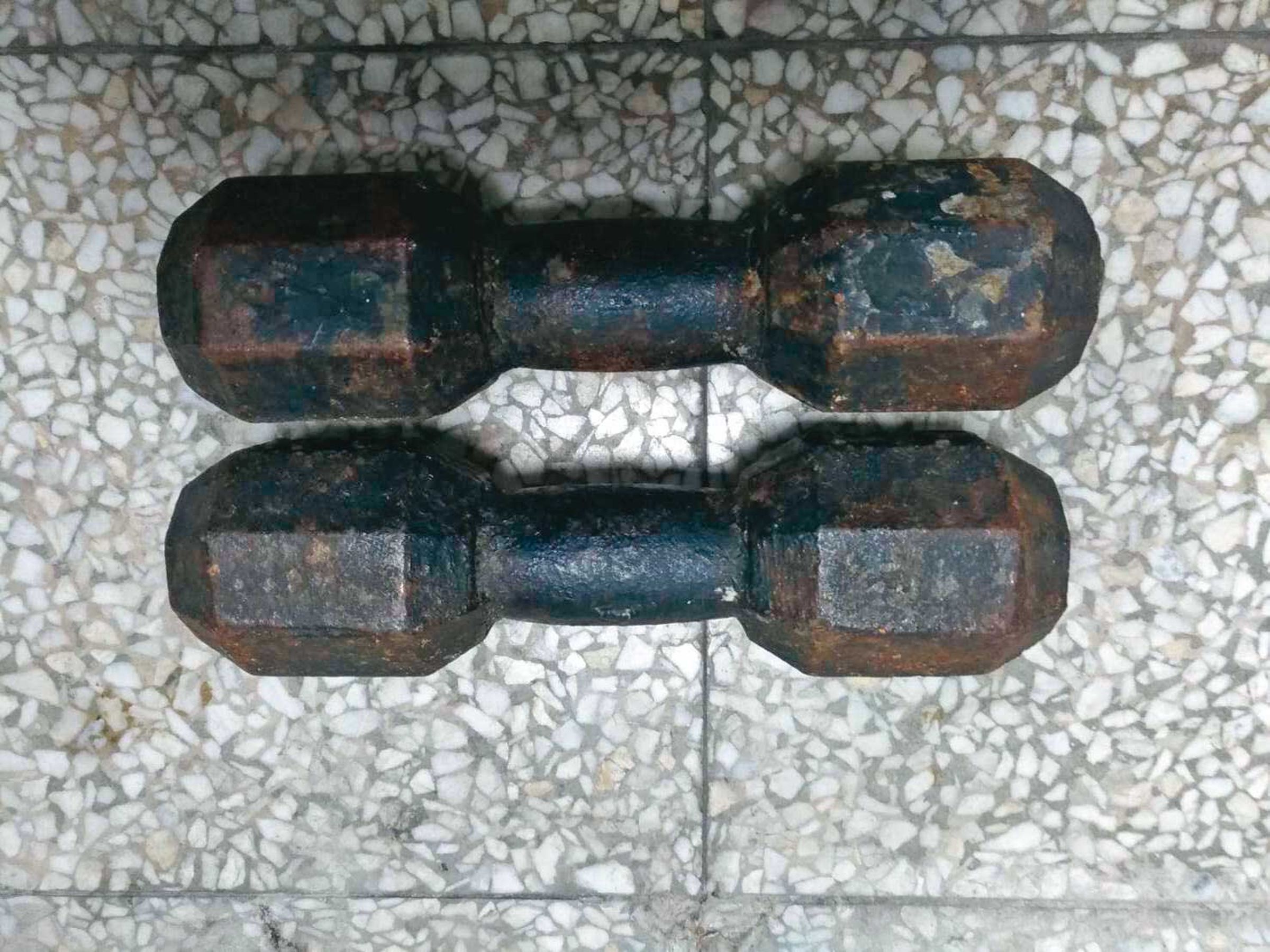凶手用啞鈴(圖)擊昏小姑,再將她拖到浴室溺斃。(翻攝畫面)