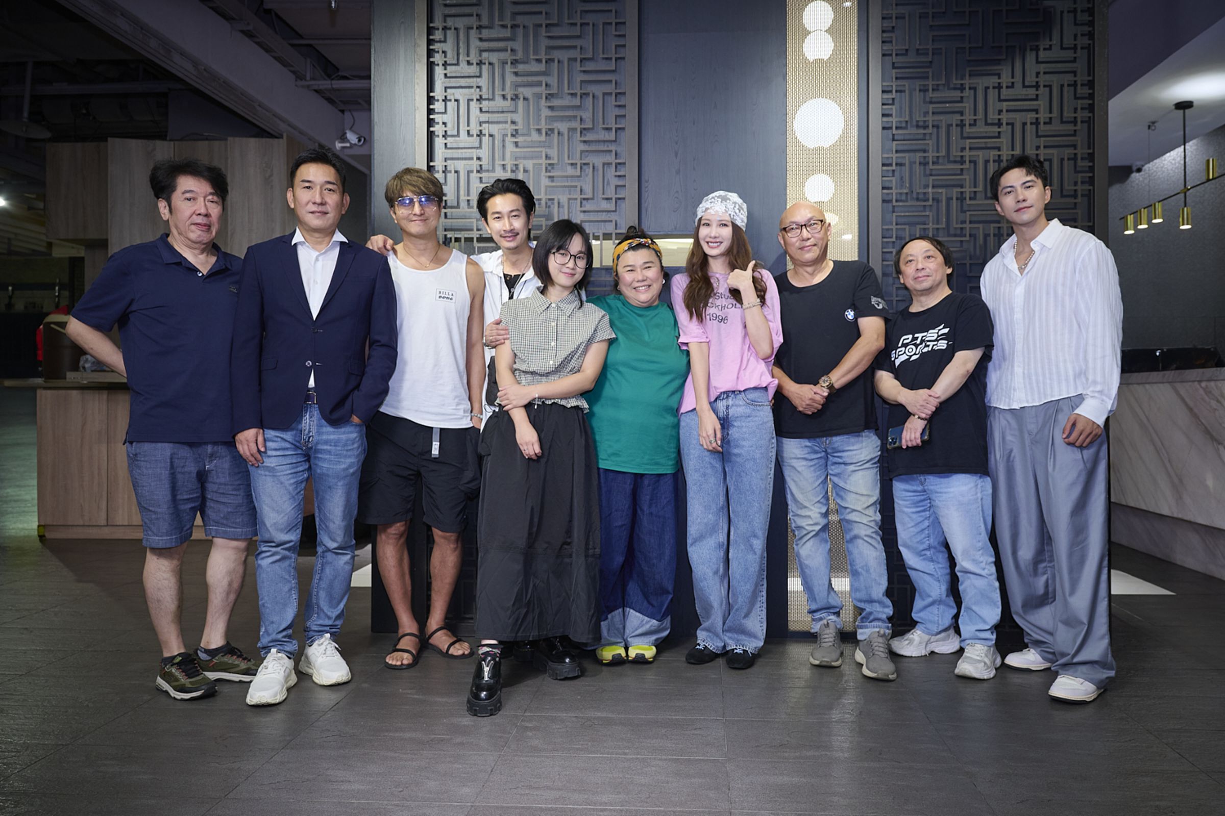 公視《媽的發財金》拍五個月賀殺青(左起製作人王顯彬、製作人李湧、王少偉、Darren 邱凱偉、嚴正嵐、林美秀、安心亞、導演 鄧安寧、製作人 蘇義雄、潘君侖)。公視