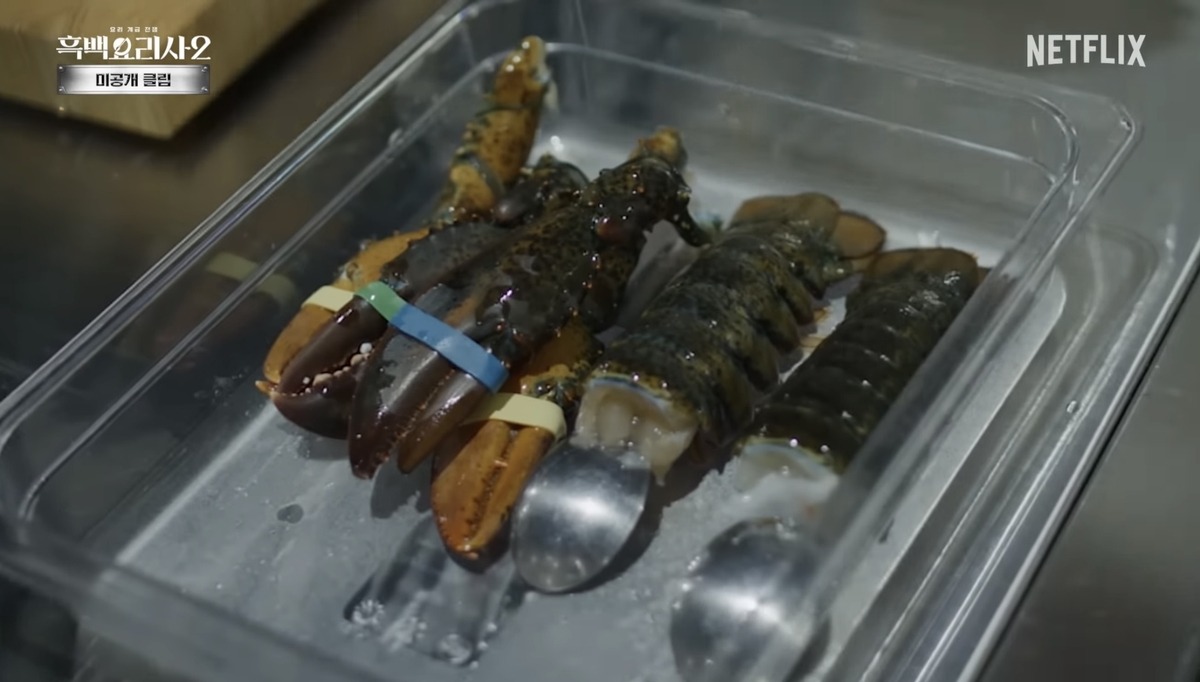 節目中將活生生龍蝦與松葉蟹直接放入蒸籠畫面，遭到海外觀眾批評為虐待動物。（翻攝自Netflix YT）