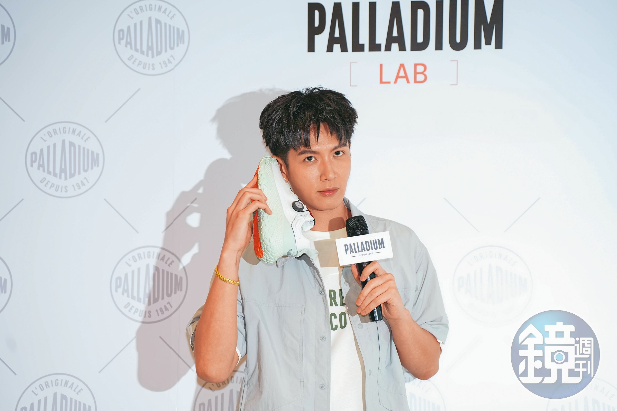 柯震東拿起鞋子充當電話是想打給誰？這畫面自帶氣味，小編好像有聞到什麼…（捏鼻）