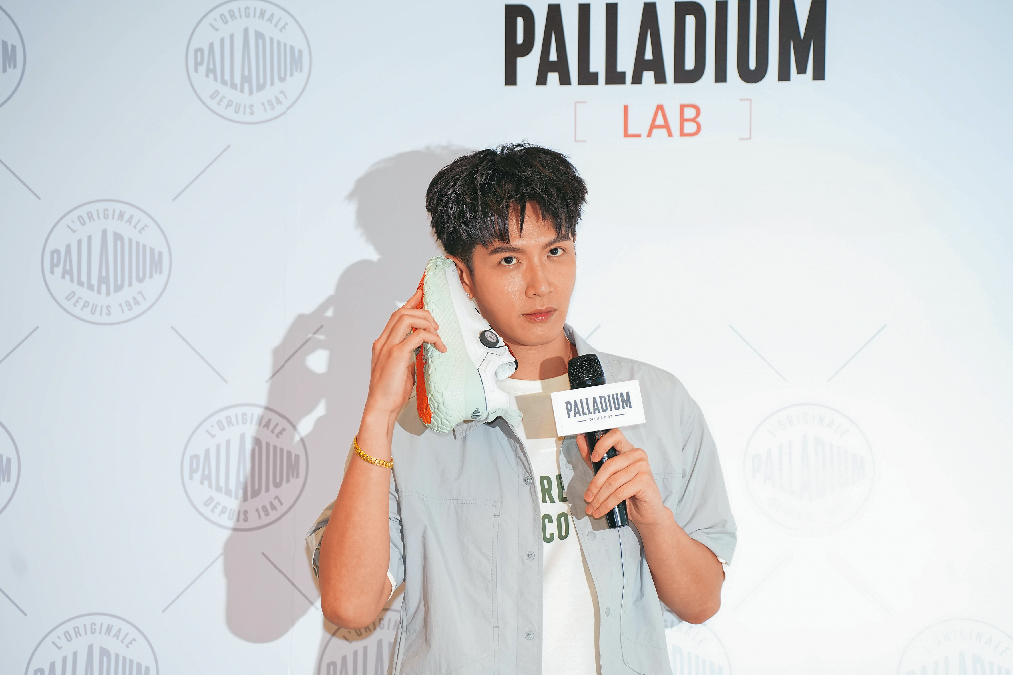 柯震東拿起鞋子充當電話是想打給誰？這畫面自帶氣味，小編好像有聞到什麼…（捏鼻）