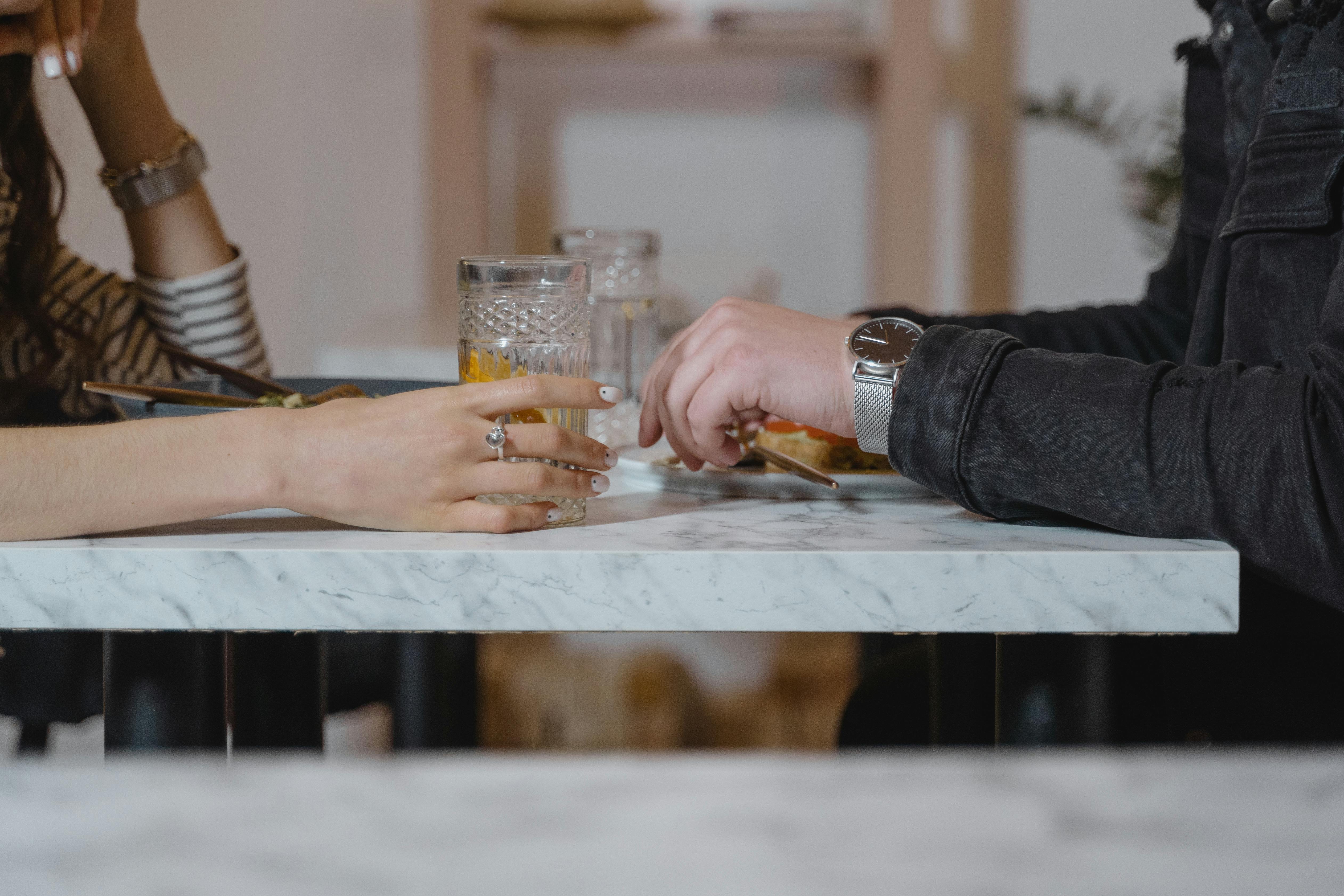 有網友在臉書社團po文，提到追了一個月的心儀對象，突然說要開出3個不同的條件希望能「創造回憶」。（示意圖，取自pexels）