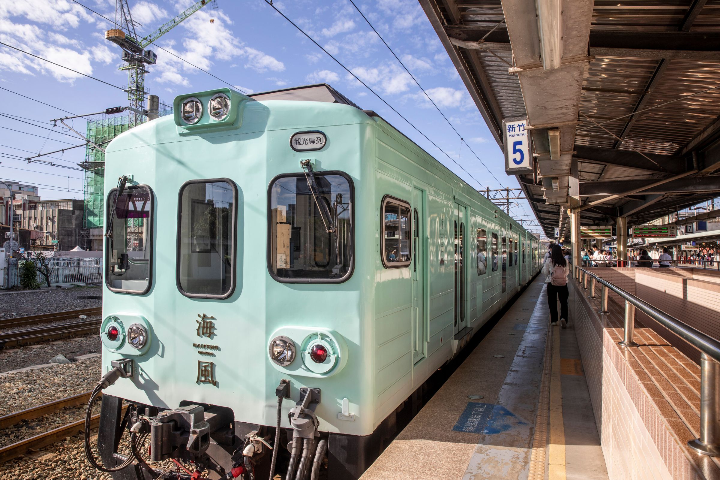 國營臺灣鐵路股份有限公司與雄獅旅遊,共同推出全臺首創甜點觀光列車「海風號」。