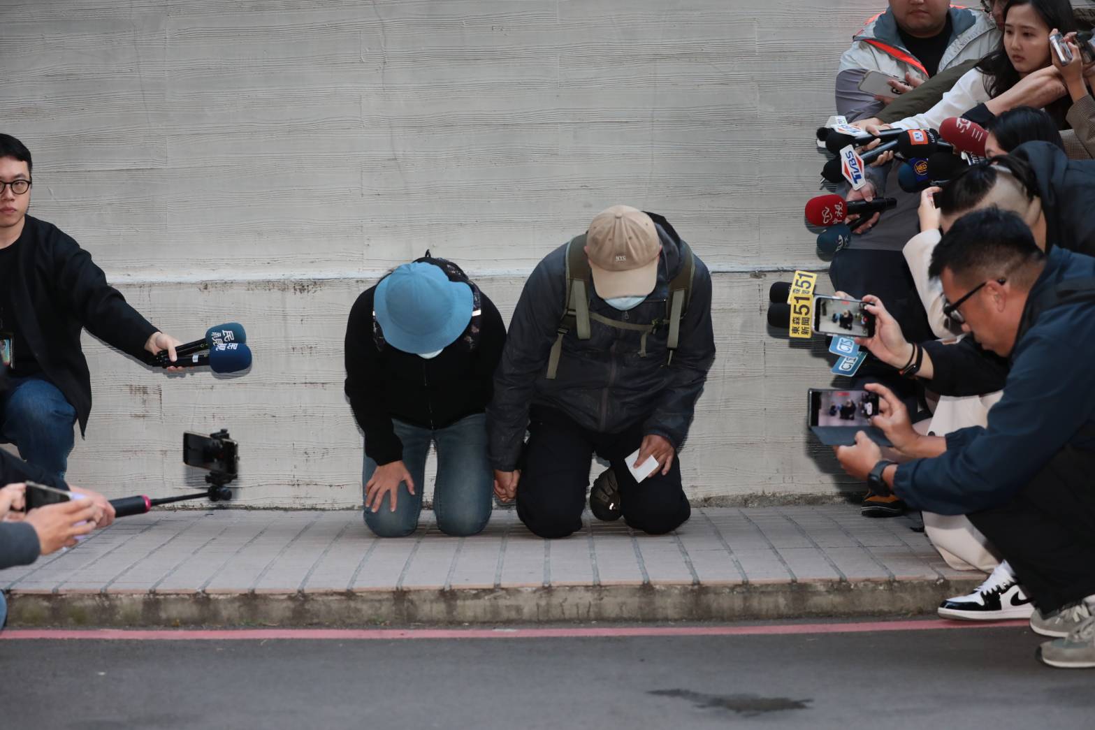 北捷攻擊事件主嫌張文的父母23日在殯議館公開下跪向社會大眾道歉。（鏡報林煒凱）