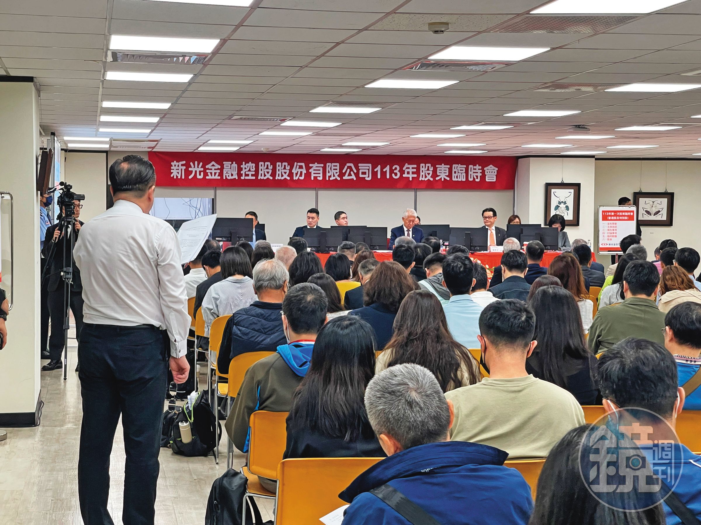 新光金股臨會砲聲隆隆,不僅股東有意見,員工也憂心忡忡。