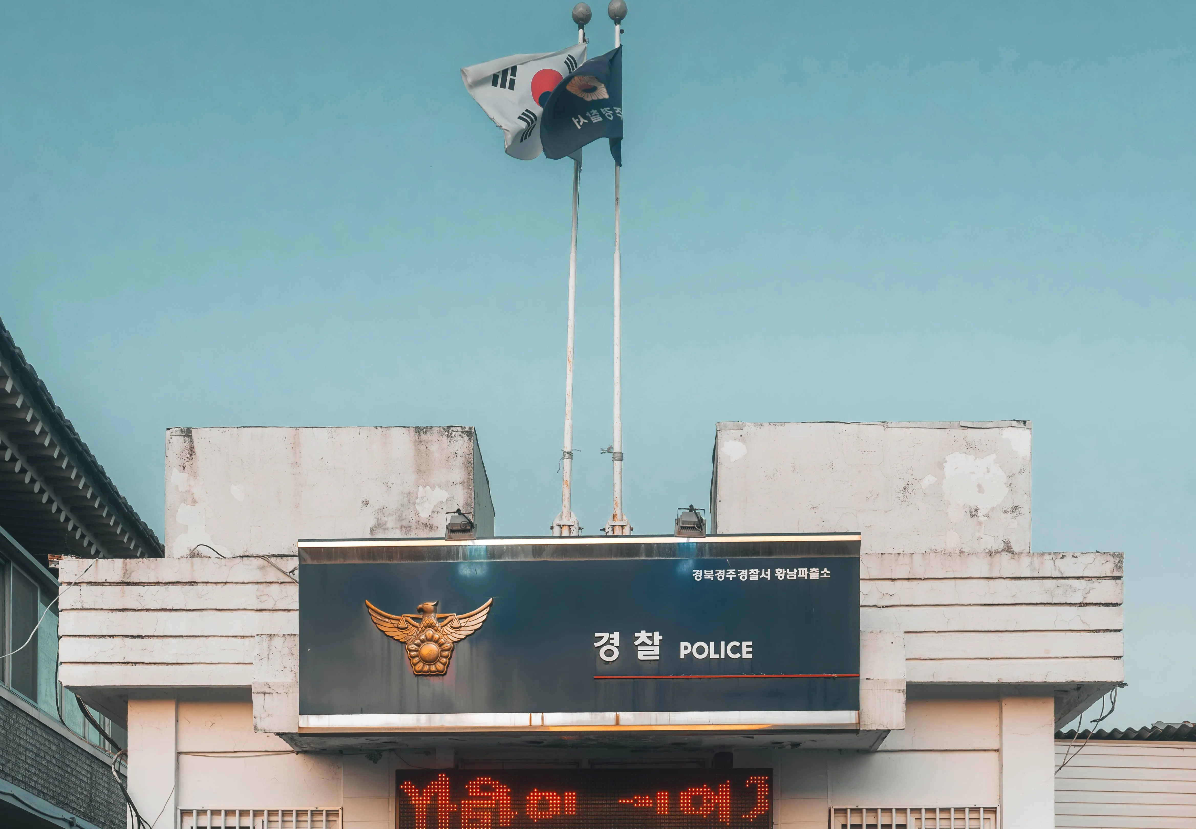 南韓京畿道坡州市一處公寓9日驚傳駭人命案。一名30多歲的脫北女被發現陳屍於屋內，遺體已嚴重腐化。（南韓警局示意圖，與本文無關/pexels）