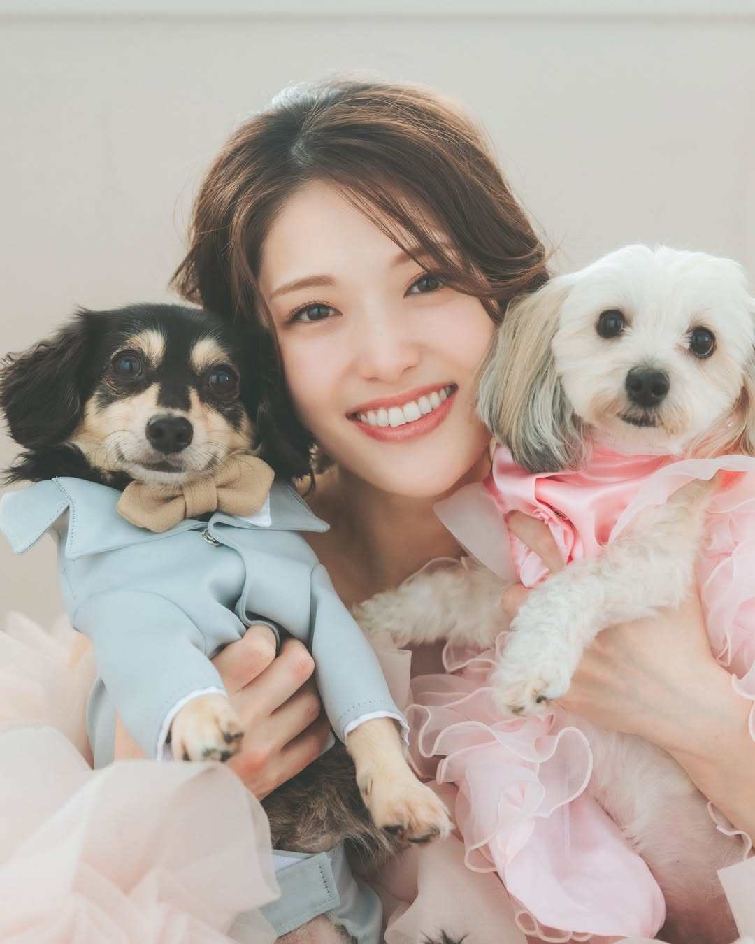 松村沙友理多次帶愛犬いとし(黑色)上節目。(翻攝IG@matsumura_sayuri_official)