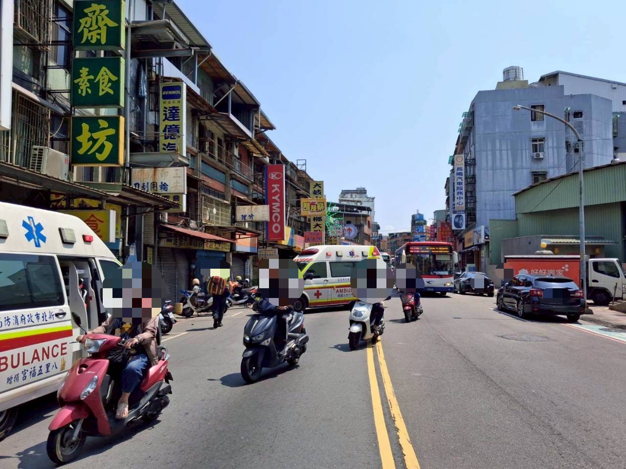 新北市三重區中正北路今日接近中午發生車禍，葉姓騎士載著江女與2名幼童遭左轉小貨車撞碰撞後，重摔倒地，車上4人受到擦傷和骨折，案發後警方到場處理，將傷者送醫治療。（警方提供）