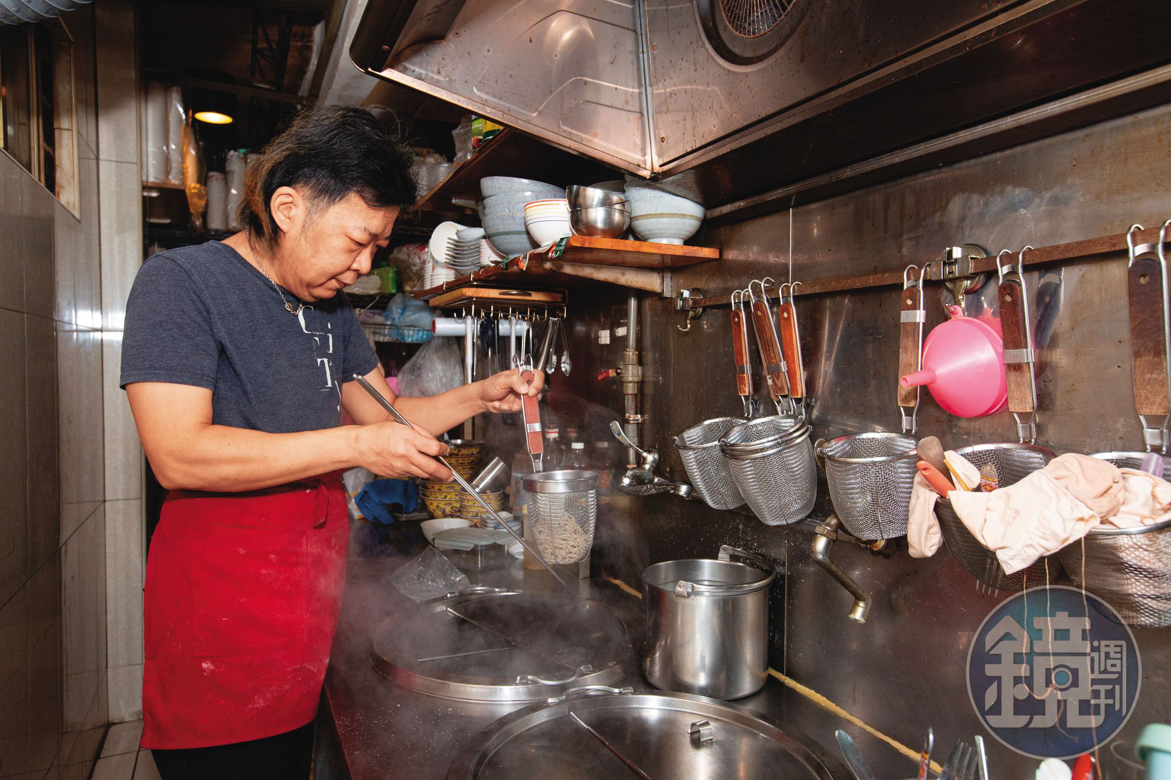店面移到巷內後流失一些人潮，馬光耀增賣牛肉麵、水餃。