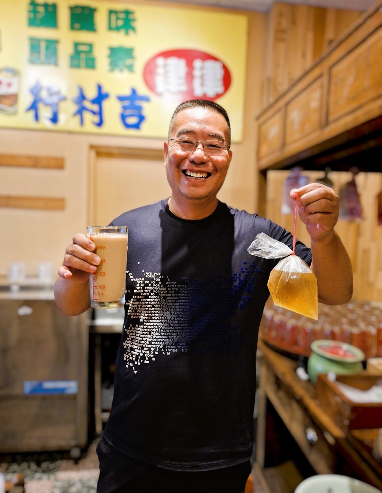 老闆周榮棠開筑馨居豆花店，希望分享真材實料、口味純正的傳統甜品與冷飲。（張耘書拍攝，台南市政府觀光旅遊局提供）