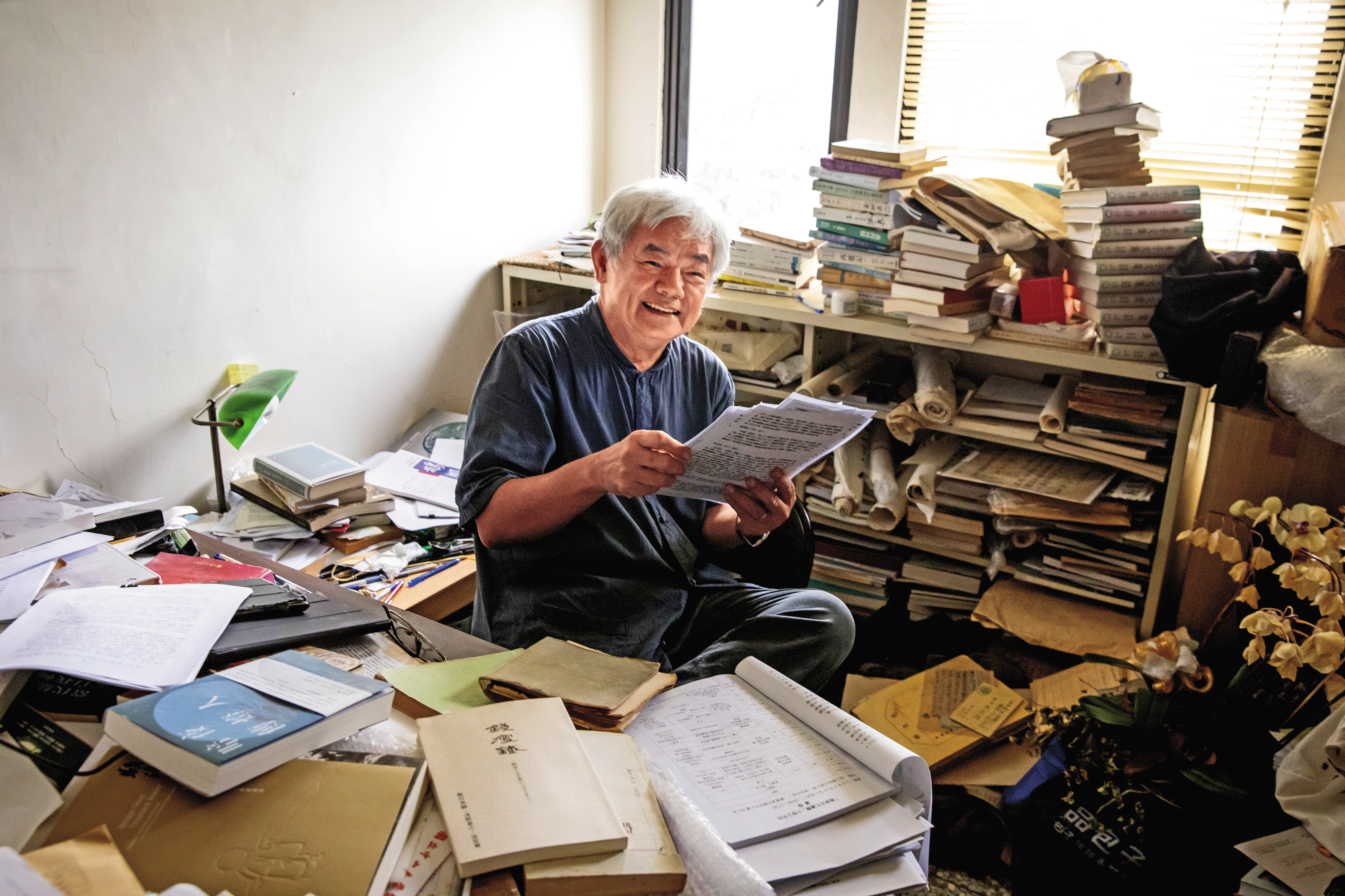 楊儒賓的研究室如同書堆，雖然雜亂，但每一本書放在哪裡，他都記得清楚。