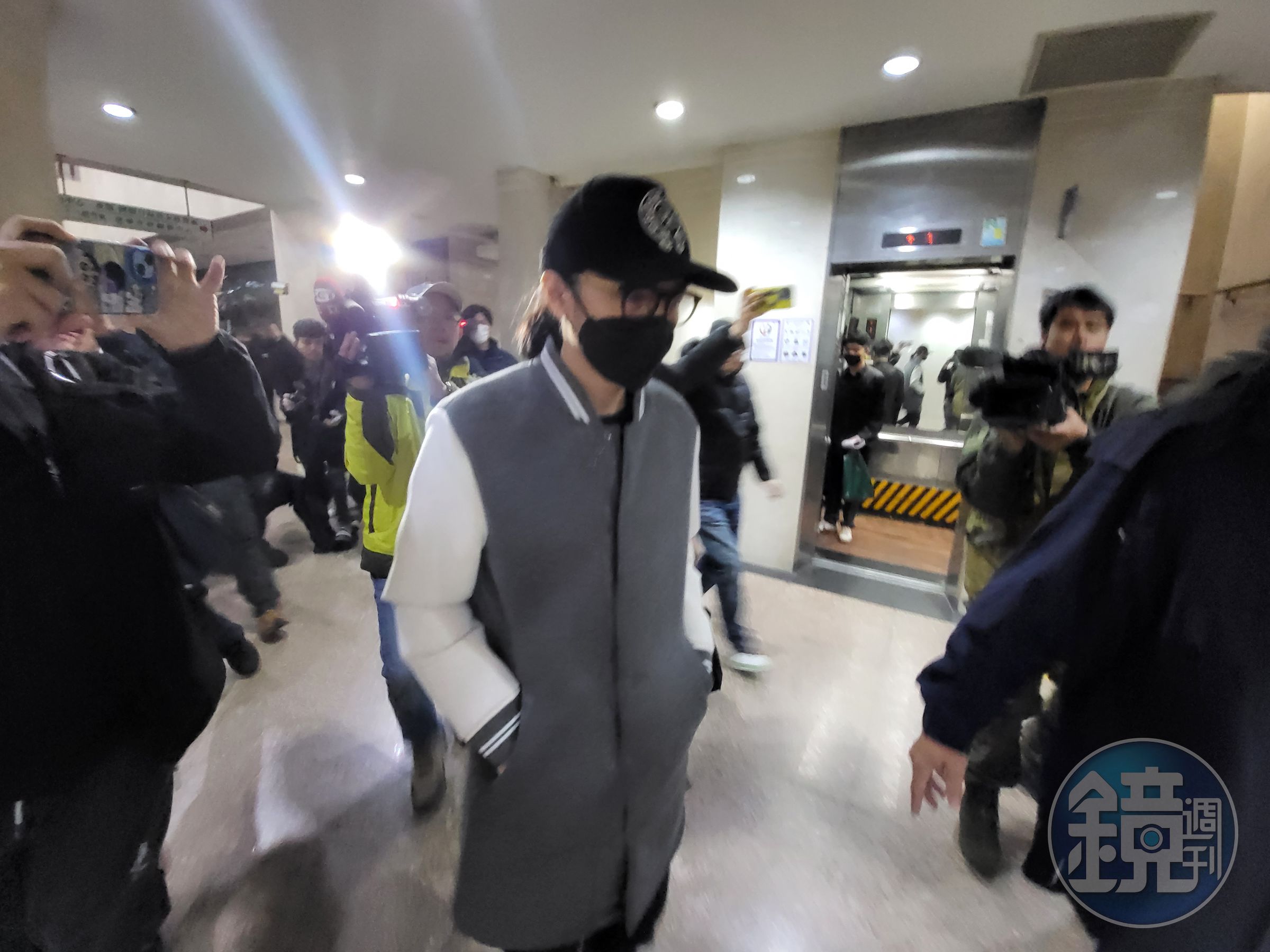 李威訊後以30萬元交保。