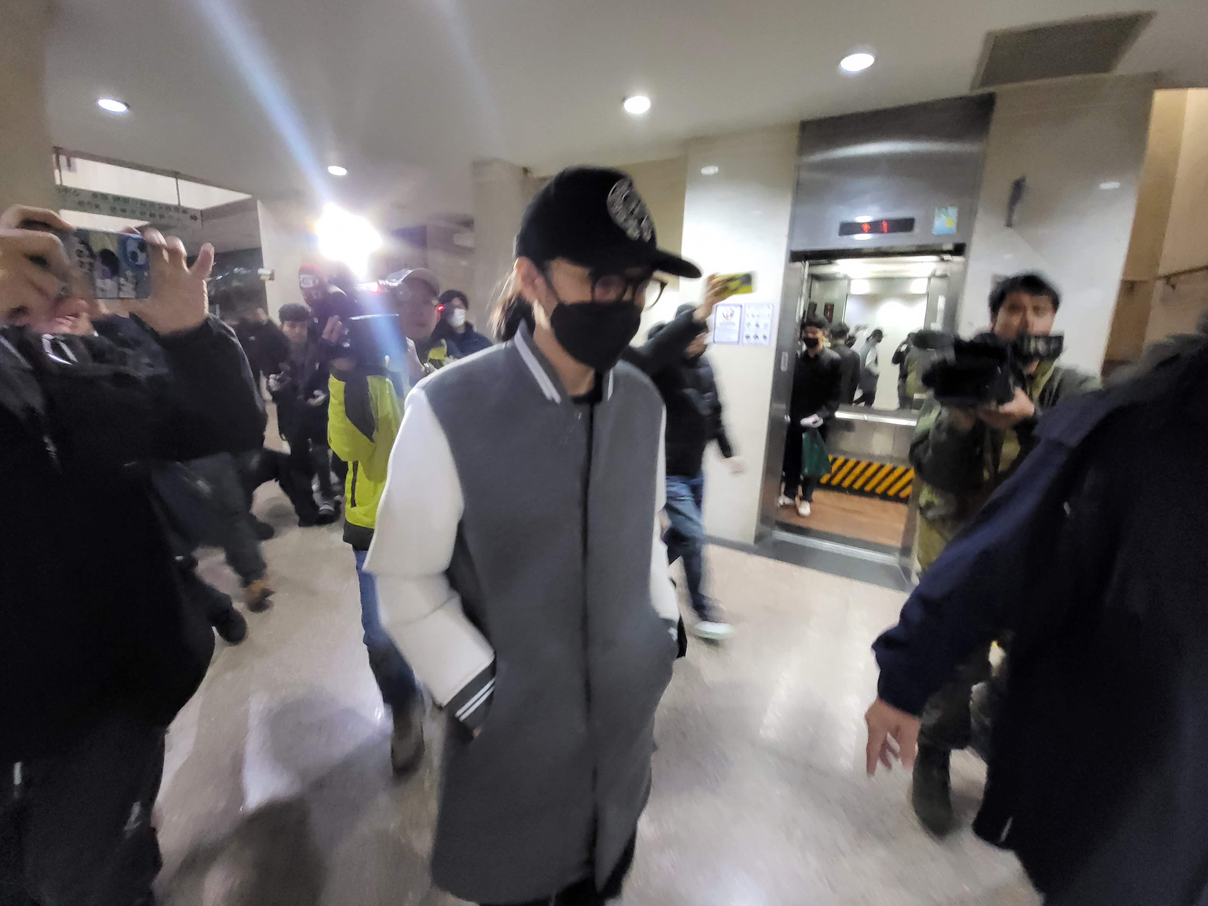 李威訊後以30萬元交保。