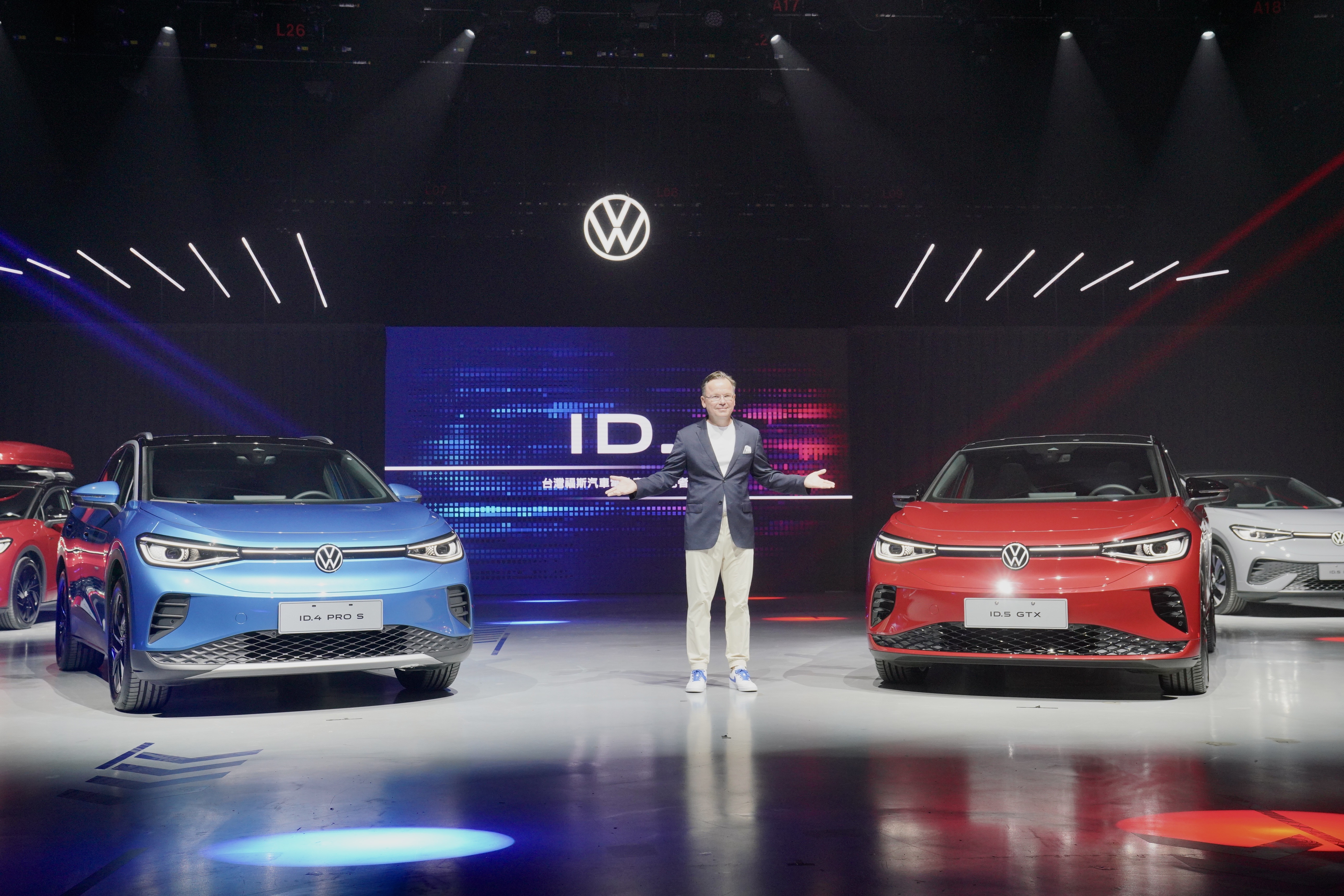 福斯也於19日在台發表純電休旅The new ID.4、純電跑旅The new ID.5兩款電動車。