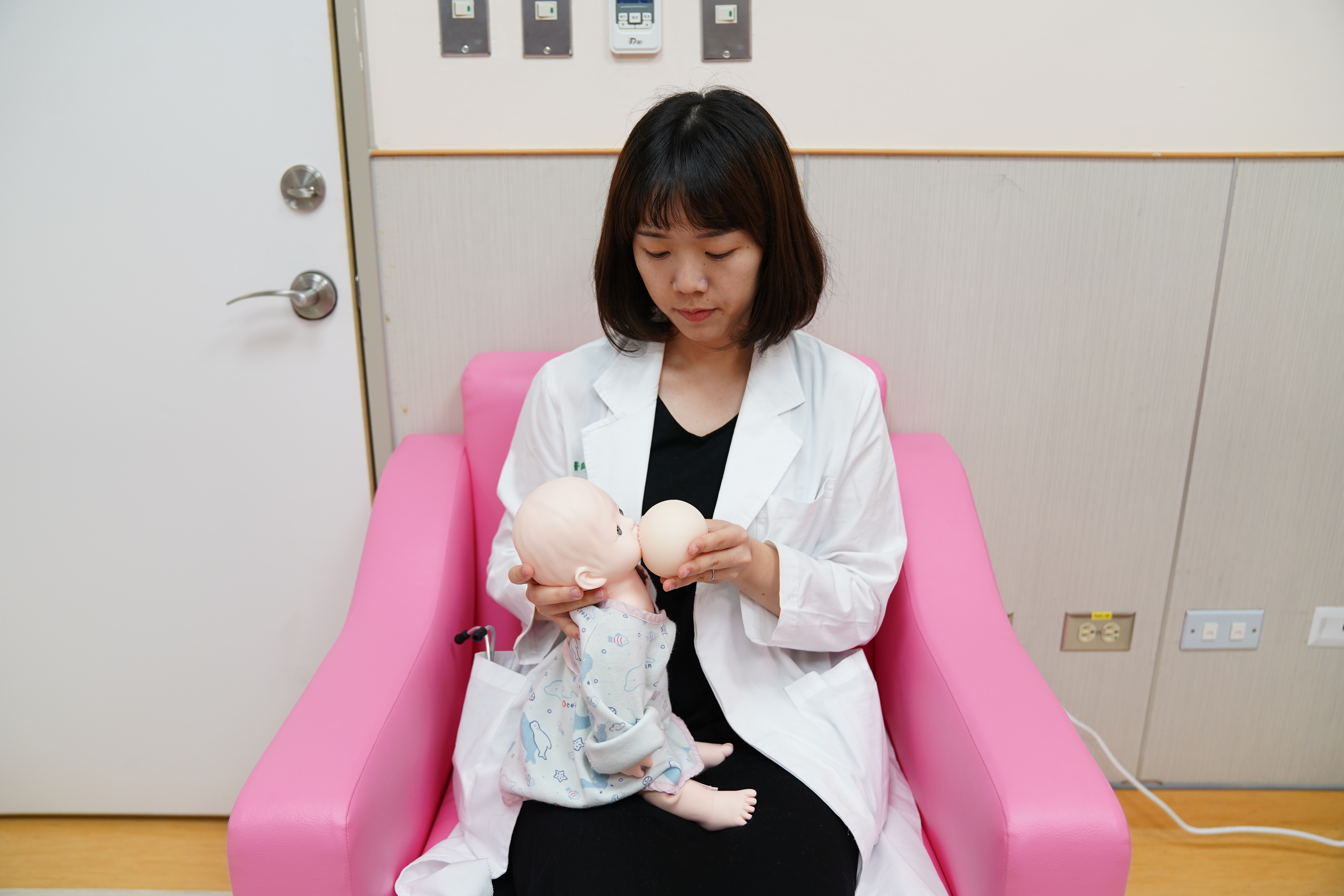 黃琢懿醫師建議三步驟，姿勢正確，含乳正確和勤餵，讓媽咪輕鬆餵母奶。（中國醫藥大學新竹附設醫院提供）