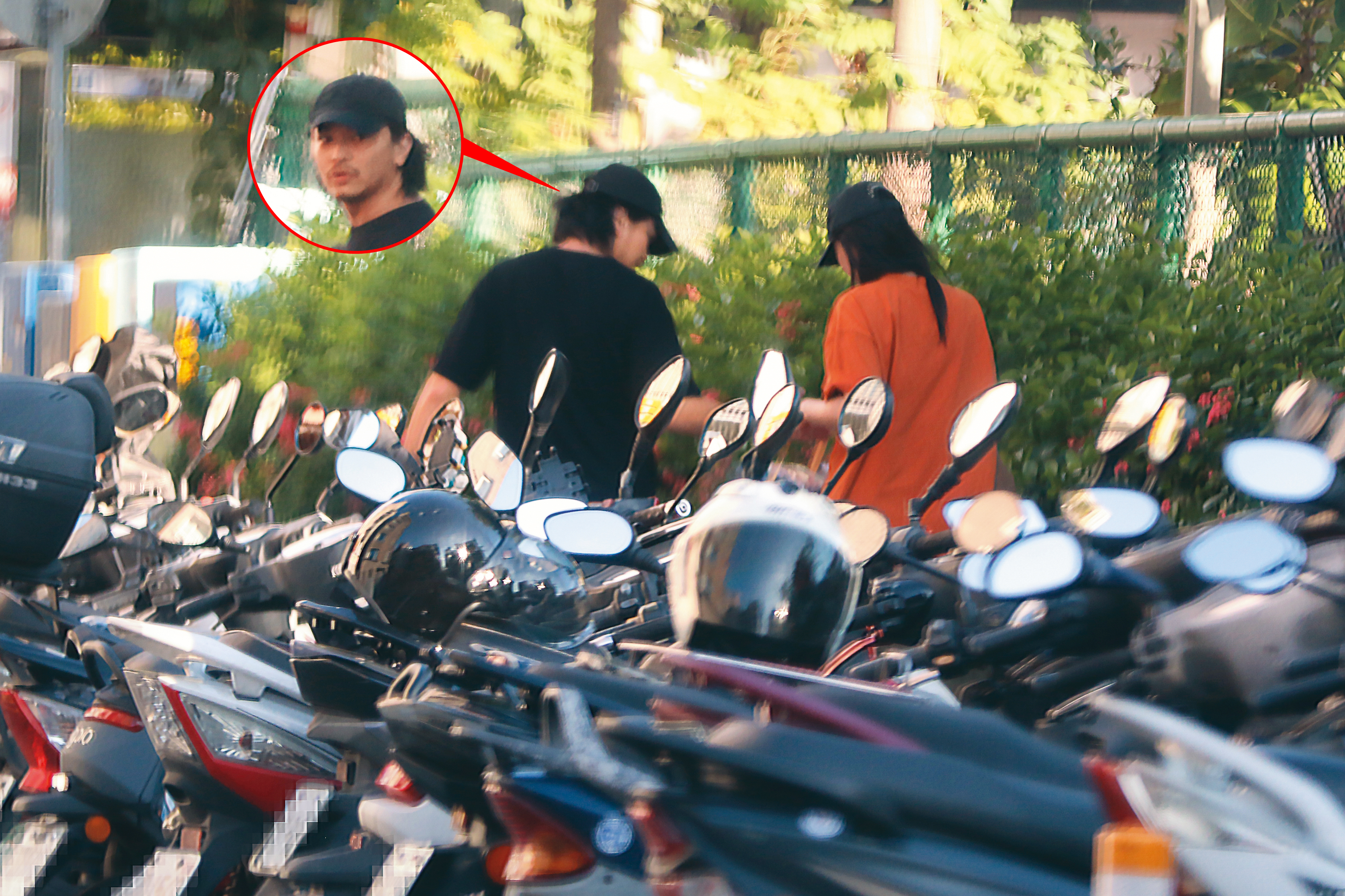 10月7日16：01，本刊記者接獲爆料，指方志友（右）和楊銘威（左）夫妻現身校門口接孩子。