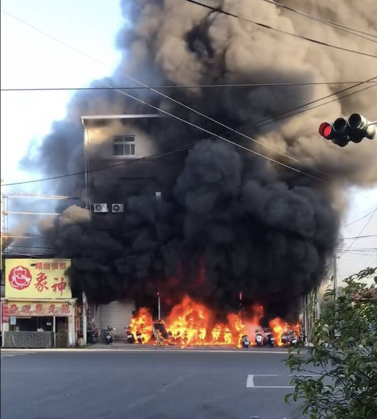 機車行與移工宿舍一樓共停放3、40部機車與電動車，災後幾乎全燬。（消防局提供）