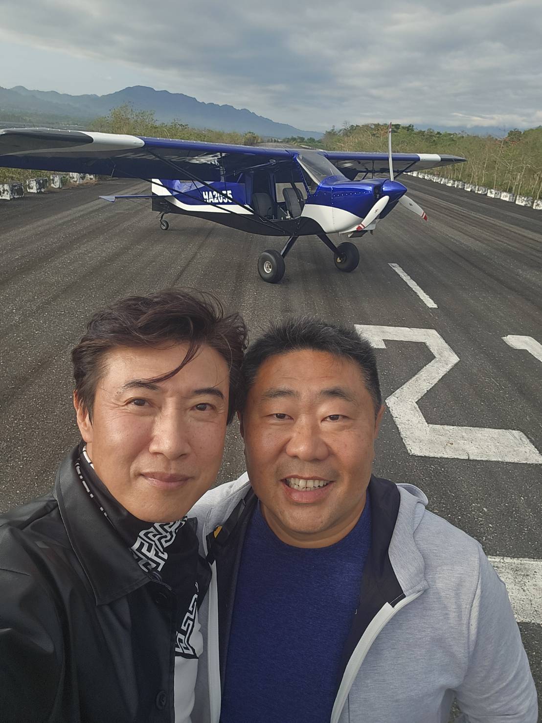 陳鴻與有花蓮輕航機界馬東石美譽的閻韶華教練開心合影。（陳鴻提供）