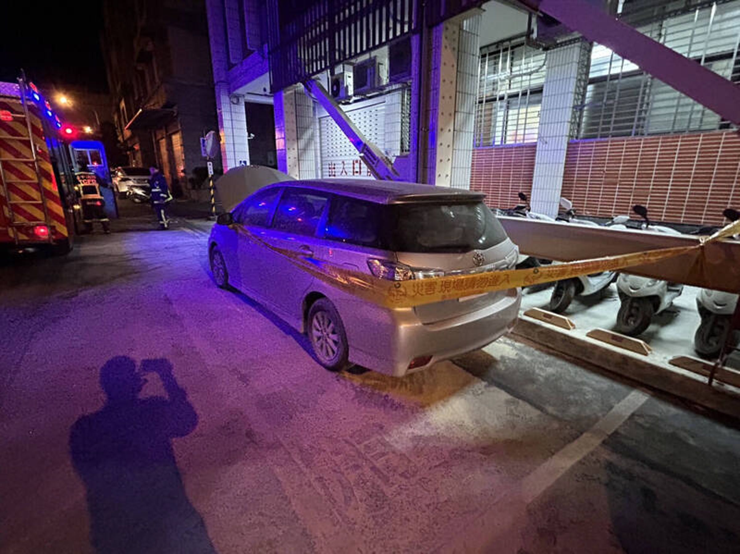擔任車手的張姓少年，不滿警方問案態度，涉嫌教唆兩名友人朝停放分局外的偵防車丟汽油彈，幸未釀成災。（翻攝畫面）