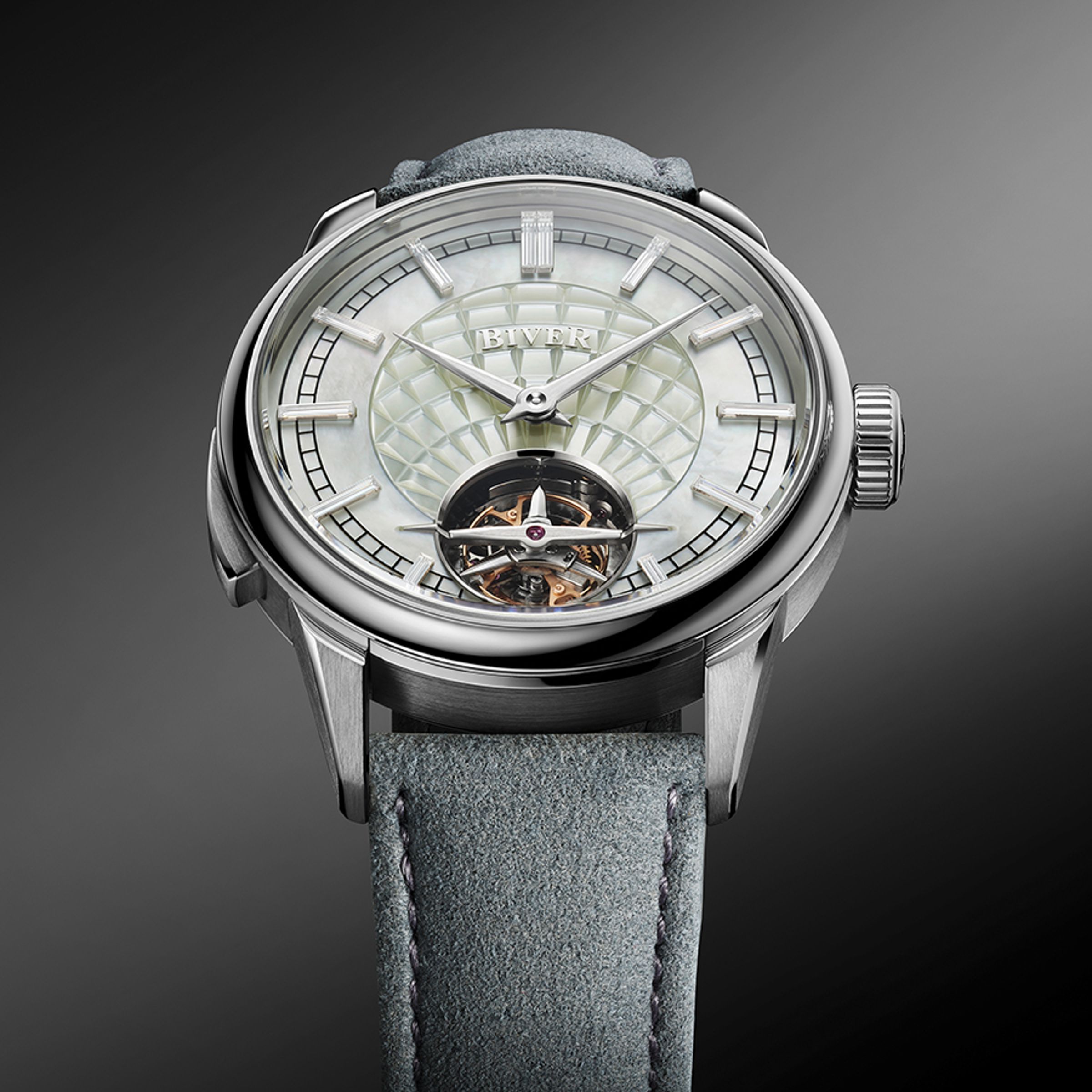 Carillon Tourbillon Biver搭配珍珠母貝錶盤、鑲嵌長方型鑽石時標的鈦金屬款式，搭配Alcantara麂皮錶帶，絲絨般的質感與礦石系的灰色調，為錶款增添優雅沉穩的氣息。定價：NT$23,400,000。
